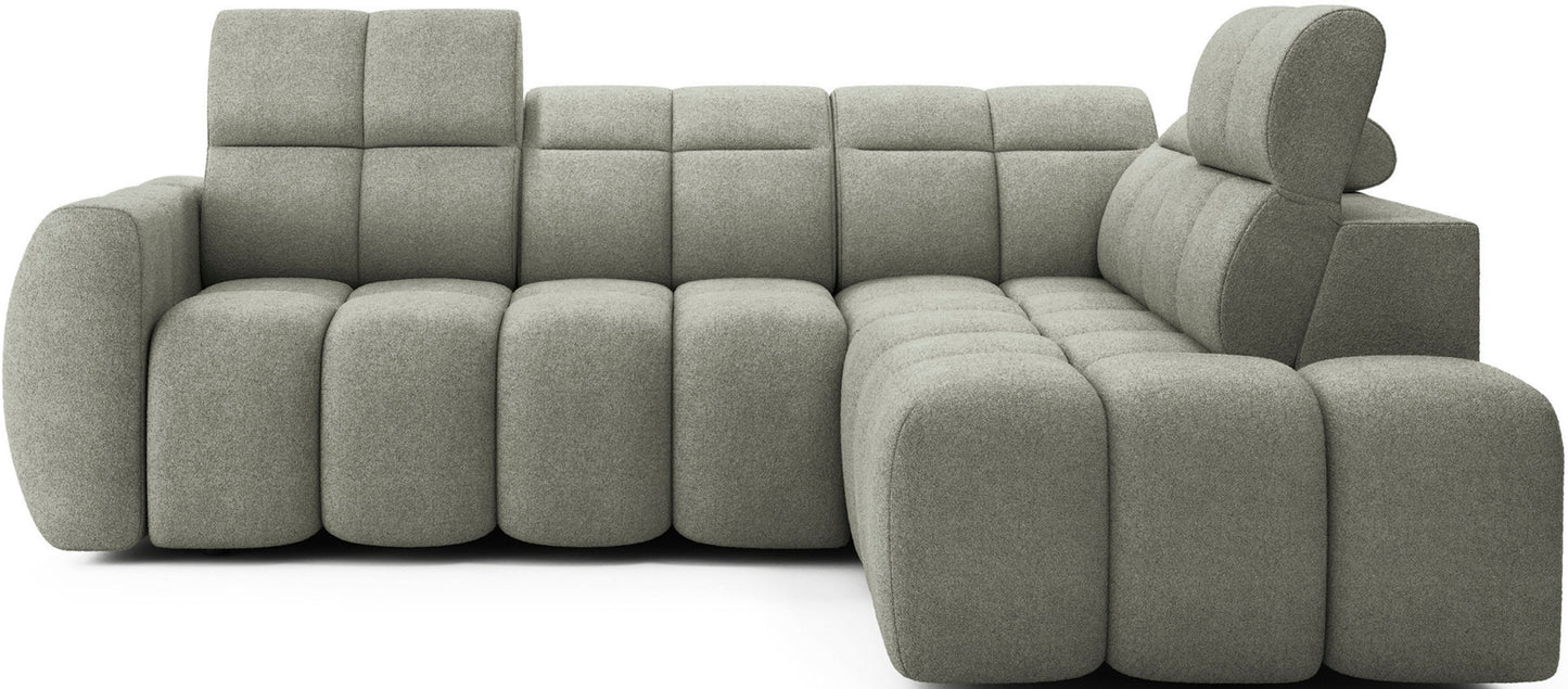 Narożnik Xillar 100 jasnozielony na białym tle, z pikowaną tapicerką, zaokrąglonymi siedziskami i regulowanym zagłówkiem.