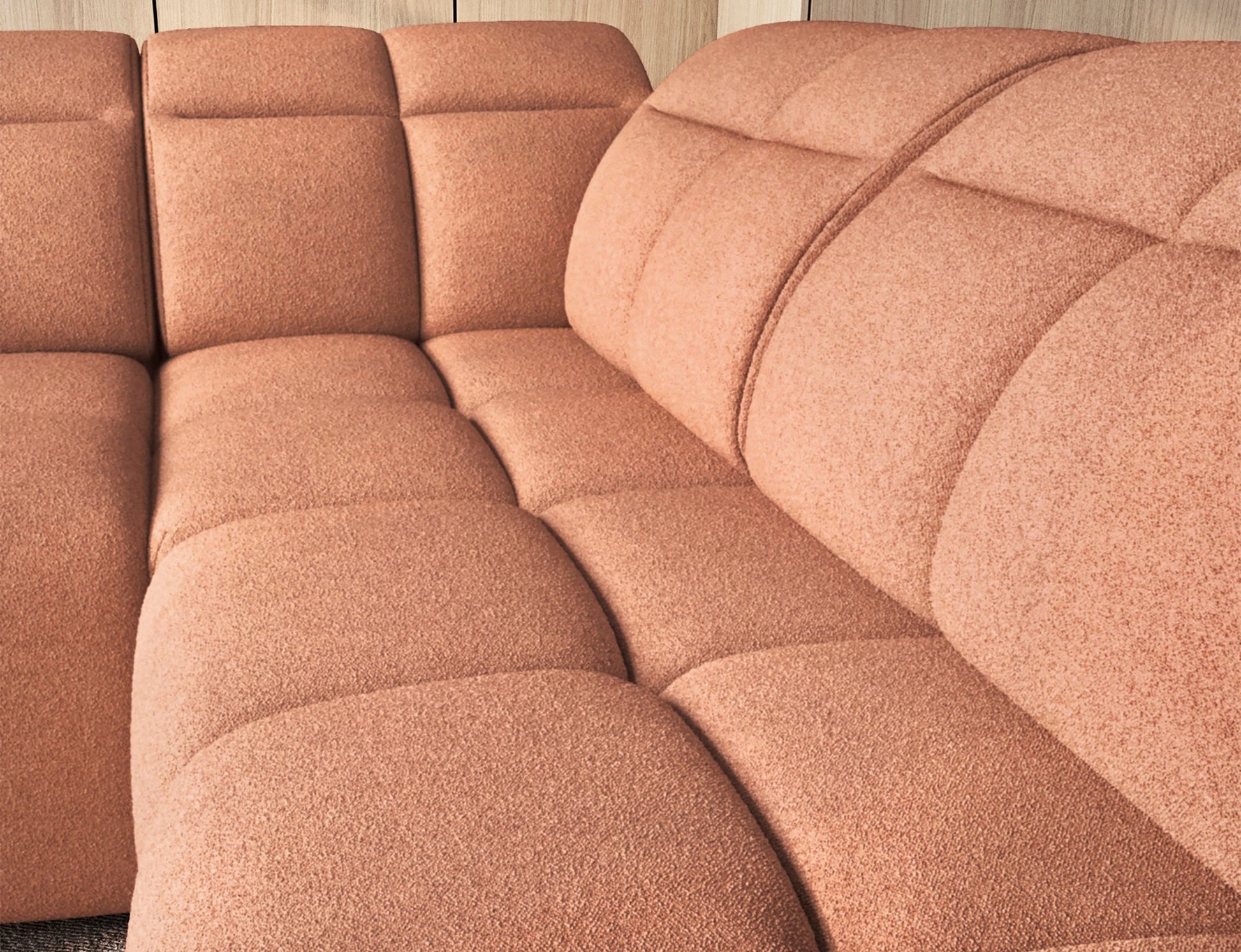 Zbliżenie na różowe siedziska narożnika Xillar 24 z miękkim, pikowanym wykończeniem i regulowanymi oparciami w tle.