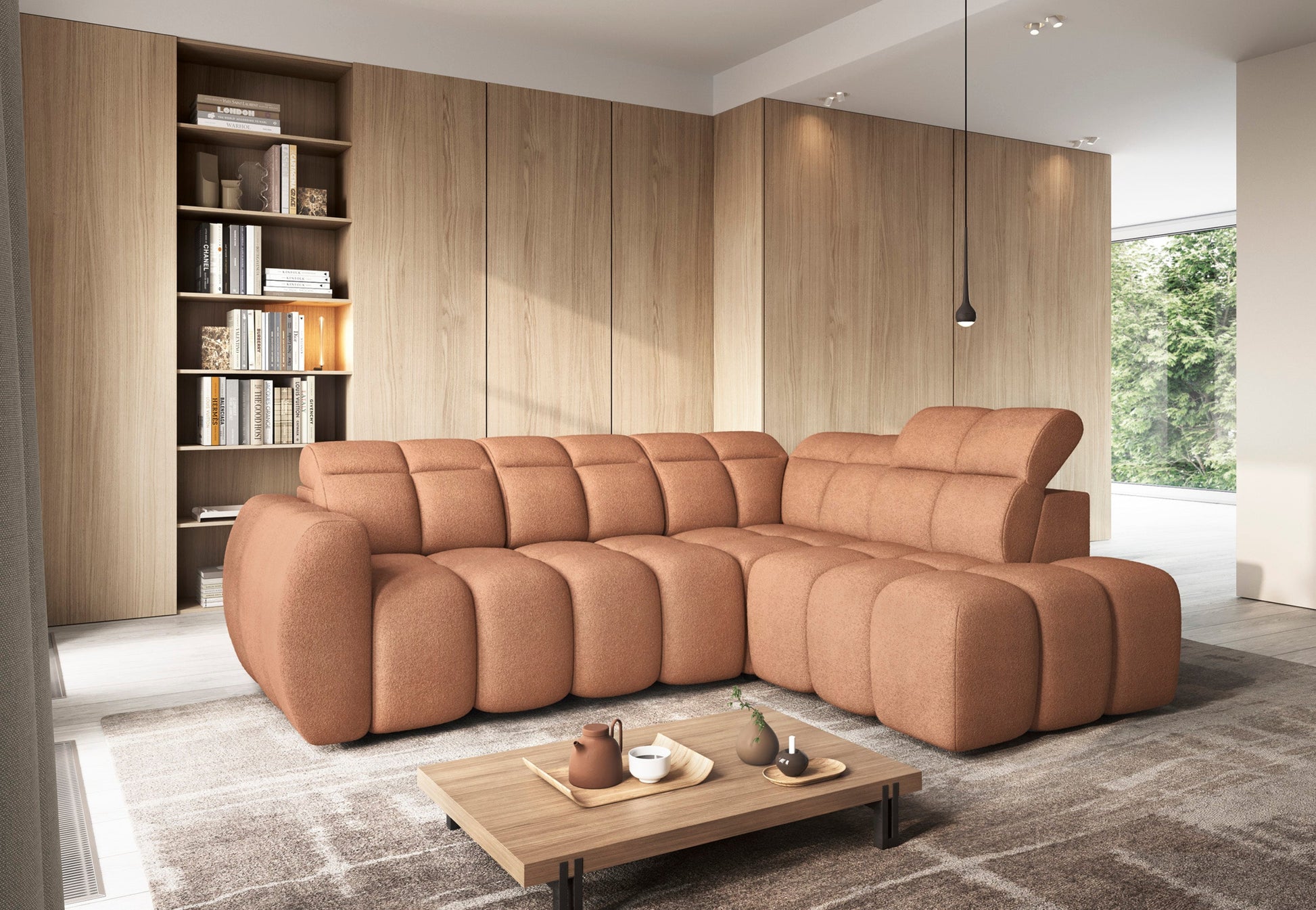 Narożnik Xillar 35 w różowej tkaninie o nowoczesnym designie, z regulowanymi zagłówkami i głębokimi siedziskami, ustawiony w stylowym wnętrzu z drewnianą zabudową.