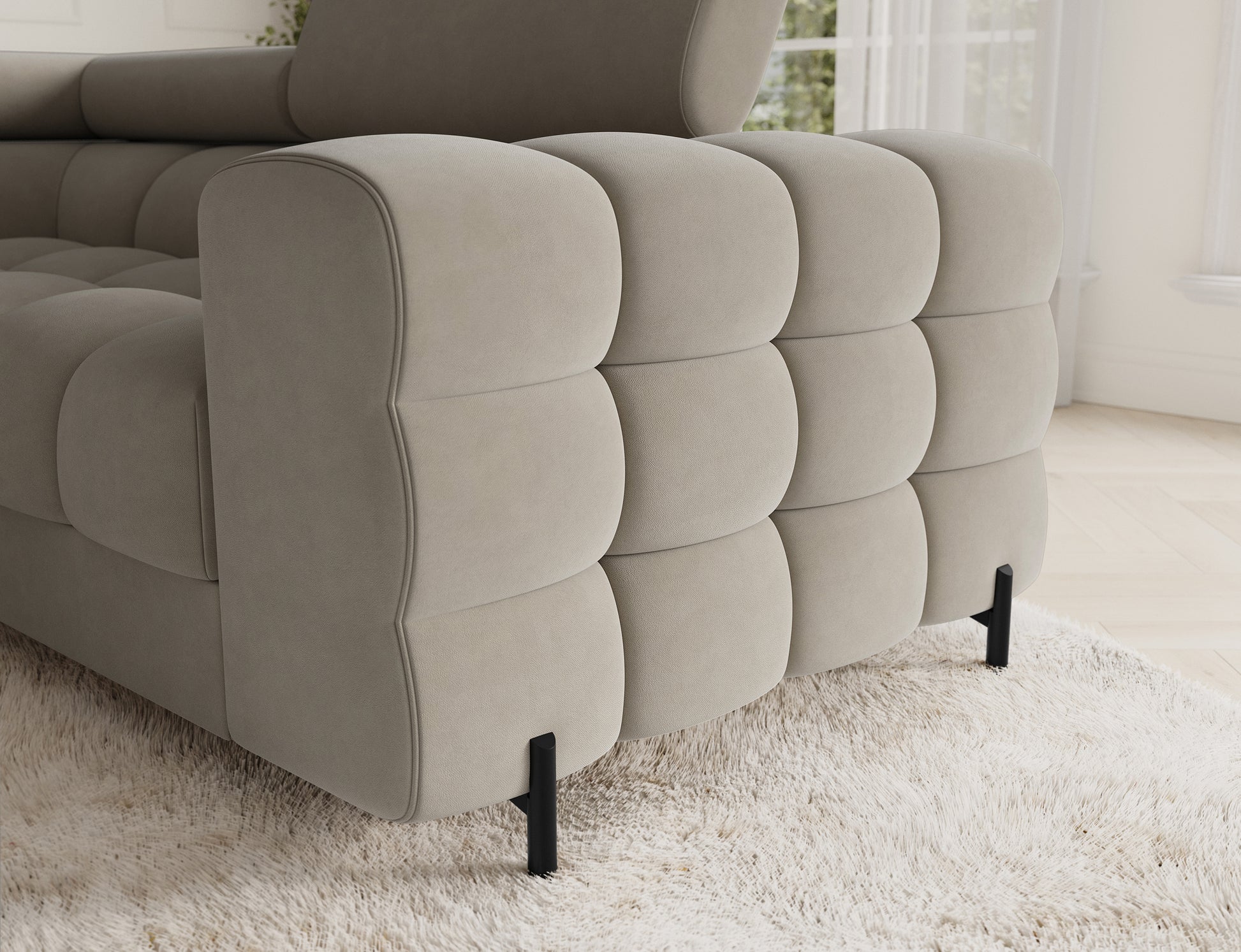 Narożnik Fectory lewy Aura 18 kremowy – detal podłokietnika z głębokim pikowaniem, miękkie kształty, smukłe czarne nogi