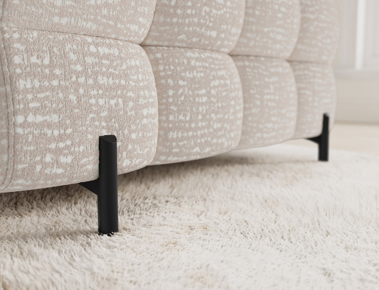 Czarna, malowana proszkowo noga narożnika Fectory Baffix 20 beżowy – stabilna podstawa i dywan w tle.