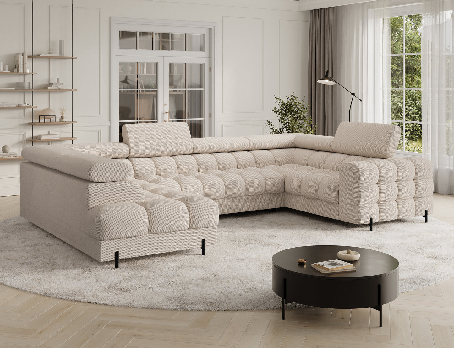 Narożnik Fectory Calmora 18 beżowy z pojemnikiem na pościel i regulowanymi zagłówkami, aranżacja w przestronnym salonie z dużym oknem.