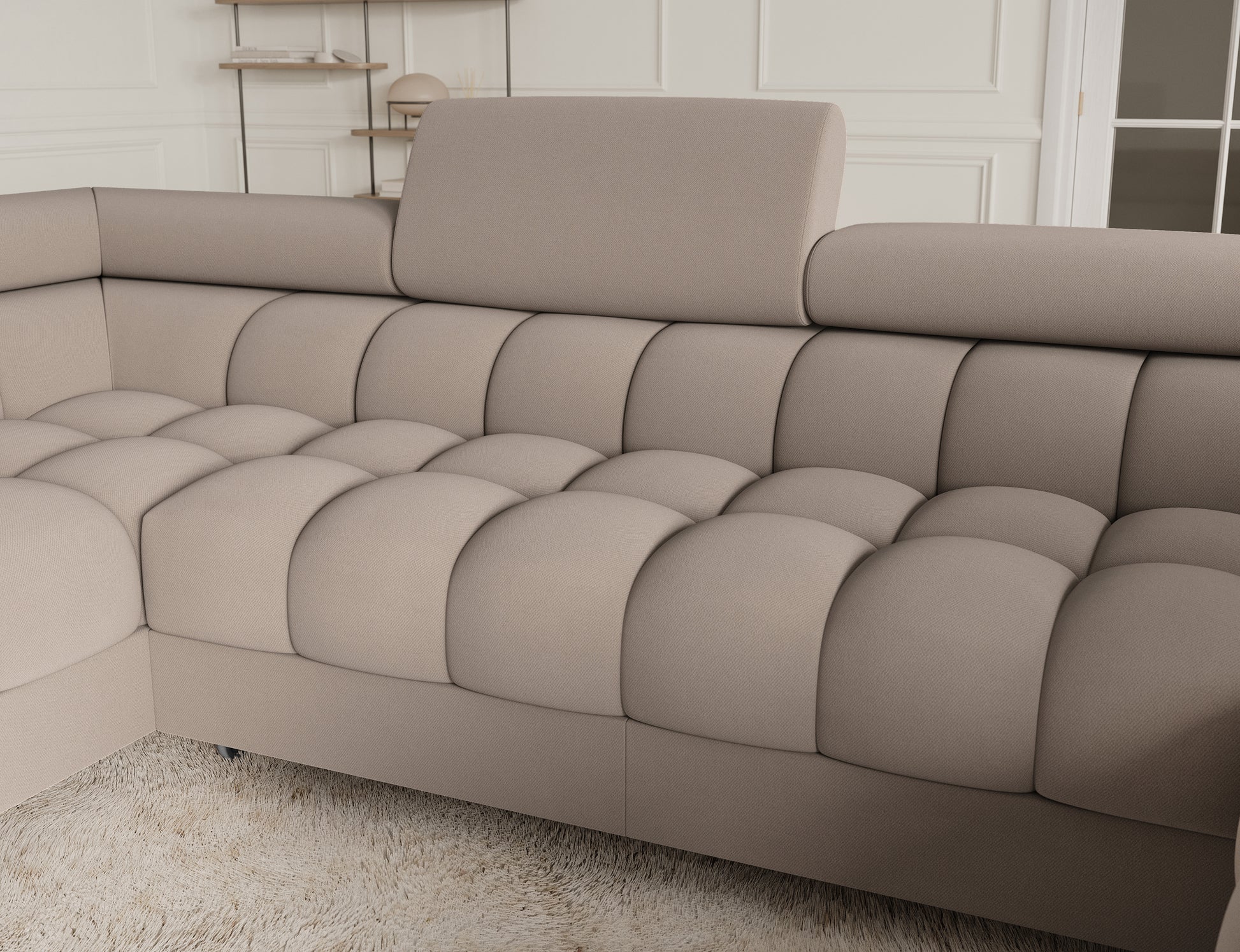 Kompaktowe siedzisko narożnika, wykonane z tkaniny Sola 18 w odcieniu beżowym, gwarantuje komfort i nowoczesny design w każdym wnętrzu.