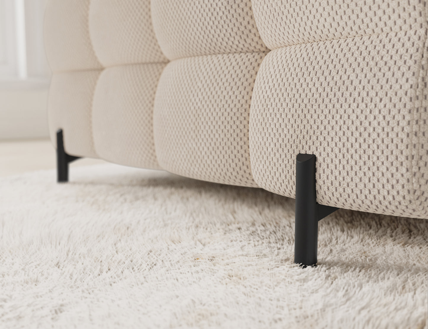 Czarna, proszkowana noga narożnika Fectory Calmora 18 beżowy – detal konstrukcyjny na tle dywanu.