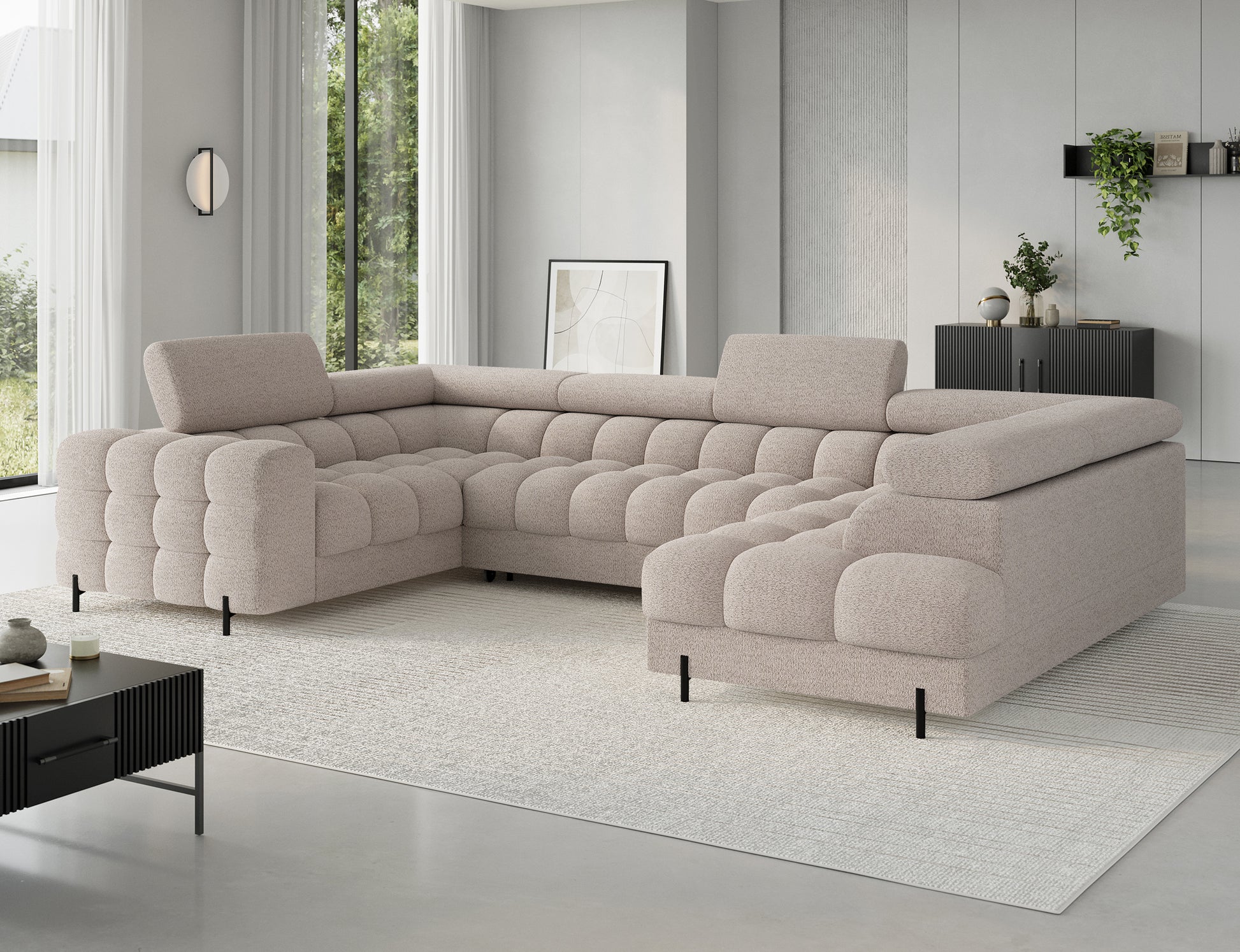 Narożnik Royal18 w kolorze jasnobeżowym w jasnym, nowoczesnym salonie z dużymi oknami. Proste linie i współczesny styl pasują do każdego wnętrza.