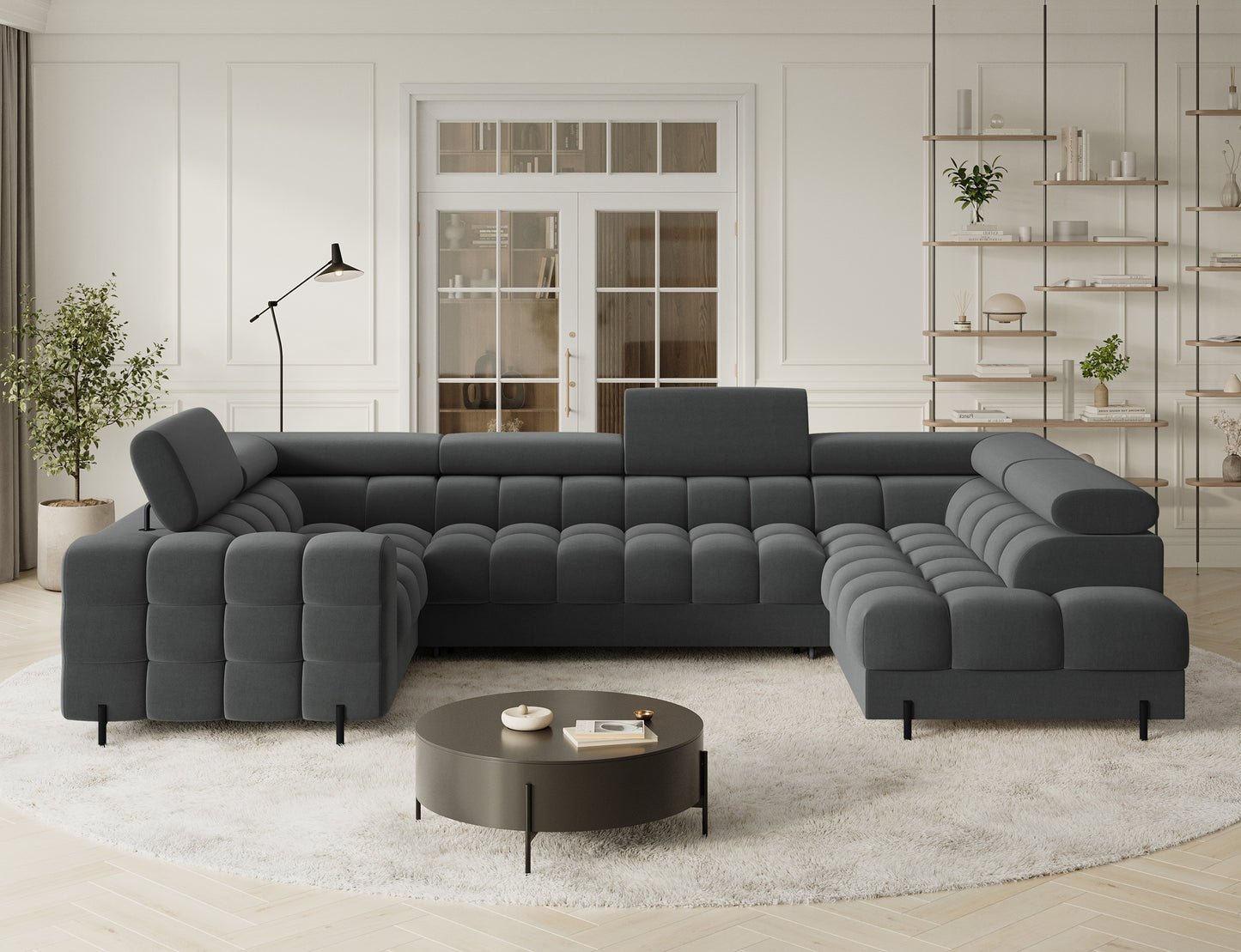 Wygodny narożnik w szarej tkaninie Sola 06 z przestronnym siedziskiem i wysokimi, czarnymi nogami.