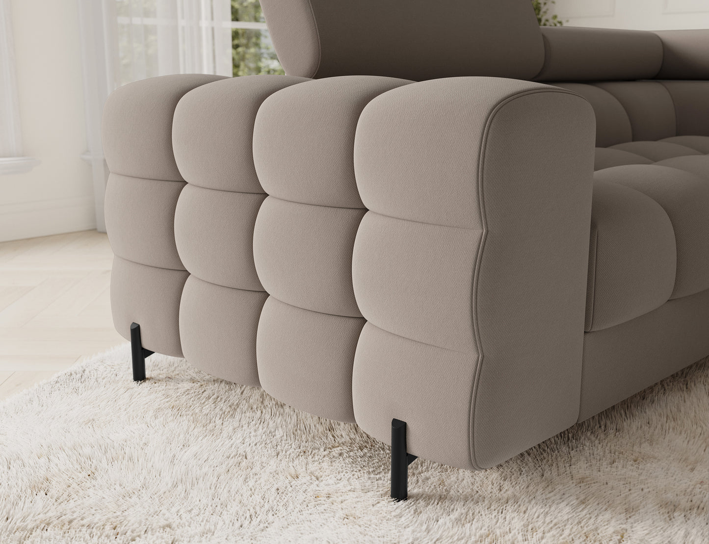 Zbliżenie na tylny narożnik sofy Fectory w tkaninie Sola 18 beżowej z metalowymi nogami. Prosty, elegancki design.