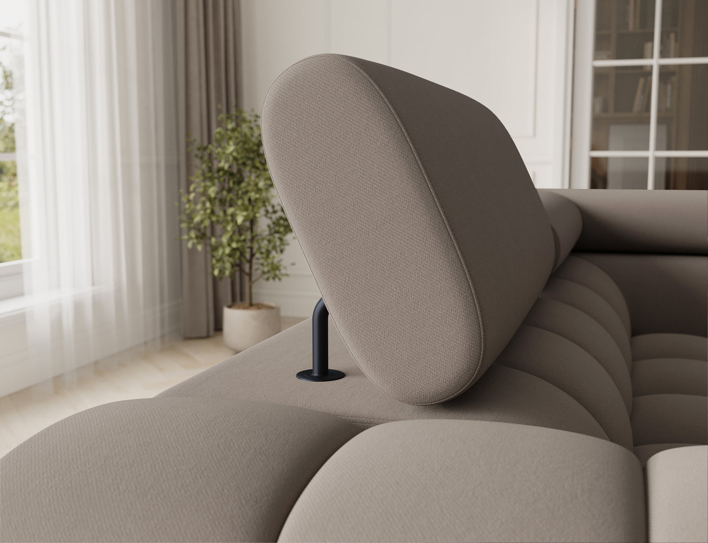 Detal zagłówka w sofie Fectory w tkaninie Sola 18 beżowy, z funkcjonalnym mechanizmem regulacji.