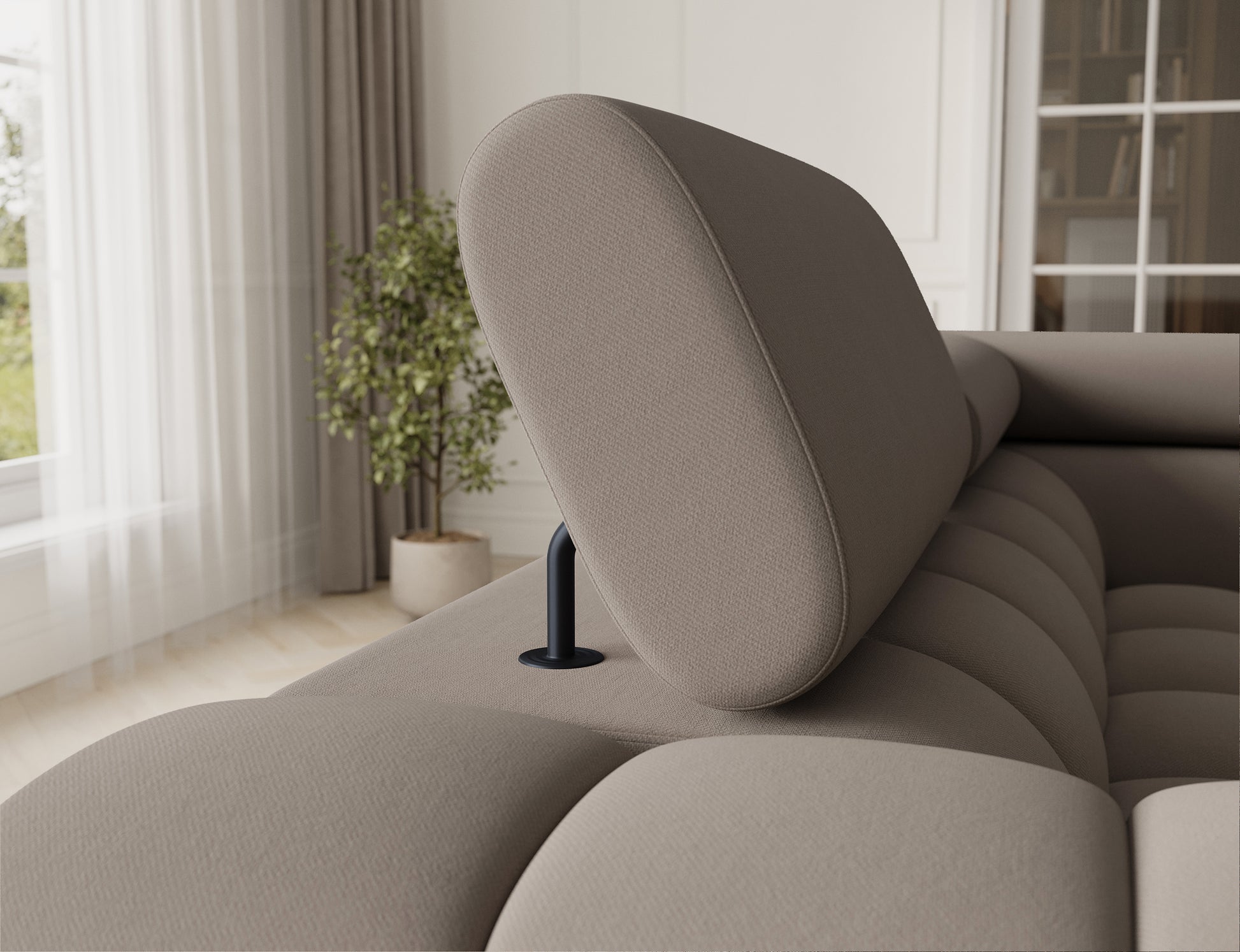 Detal zagłówka w sofie Fectory w tkaninie Sola 18 beżowy, z funkcjonalnym mechanizmem regulacji.