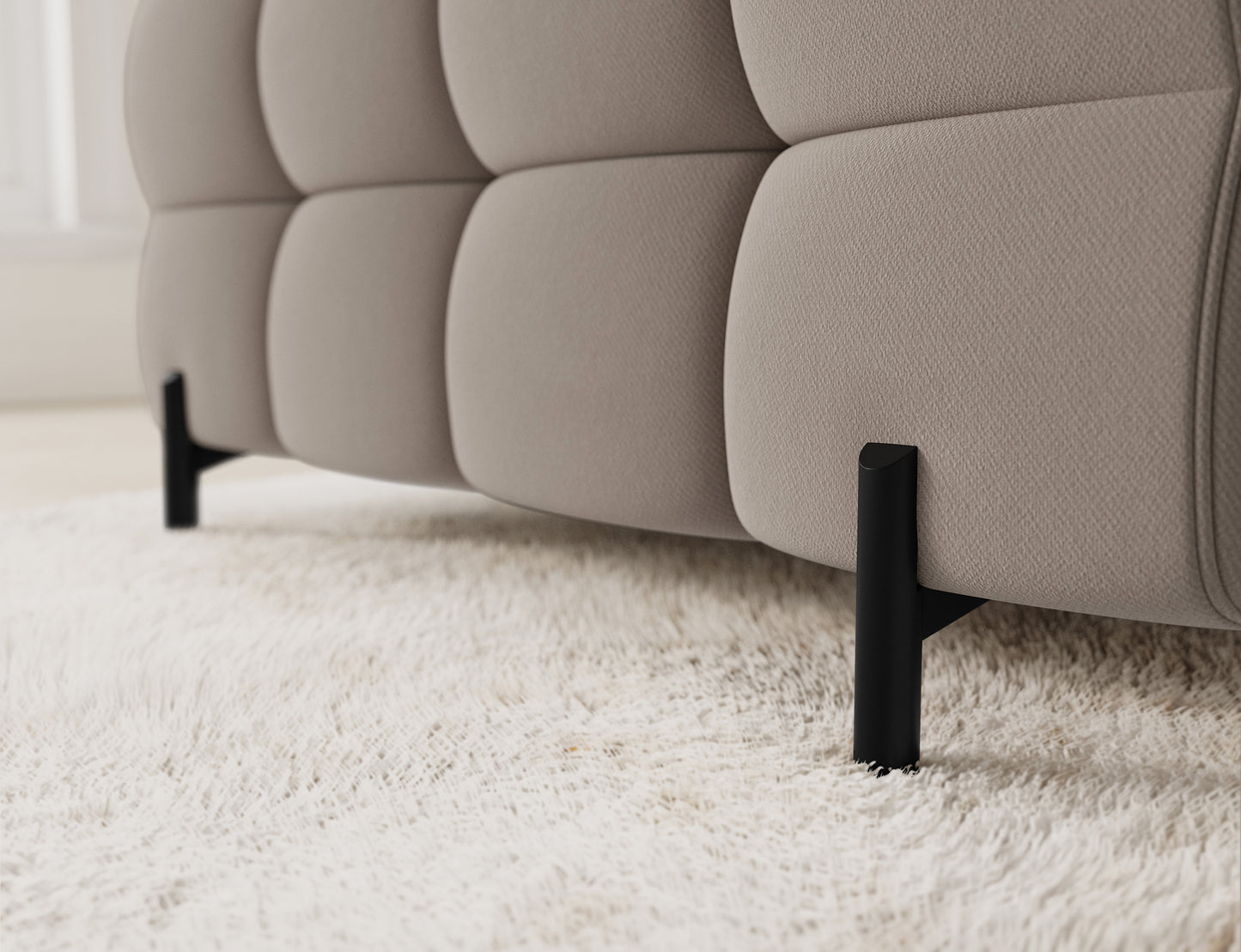 Zbliżenie na nogę sofy Fectory w tkaninie Sola 18 beżowy – nowoczesne, metalowe wykończenie.