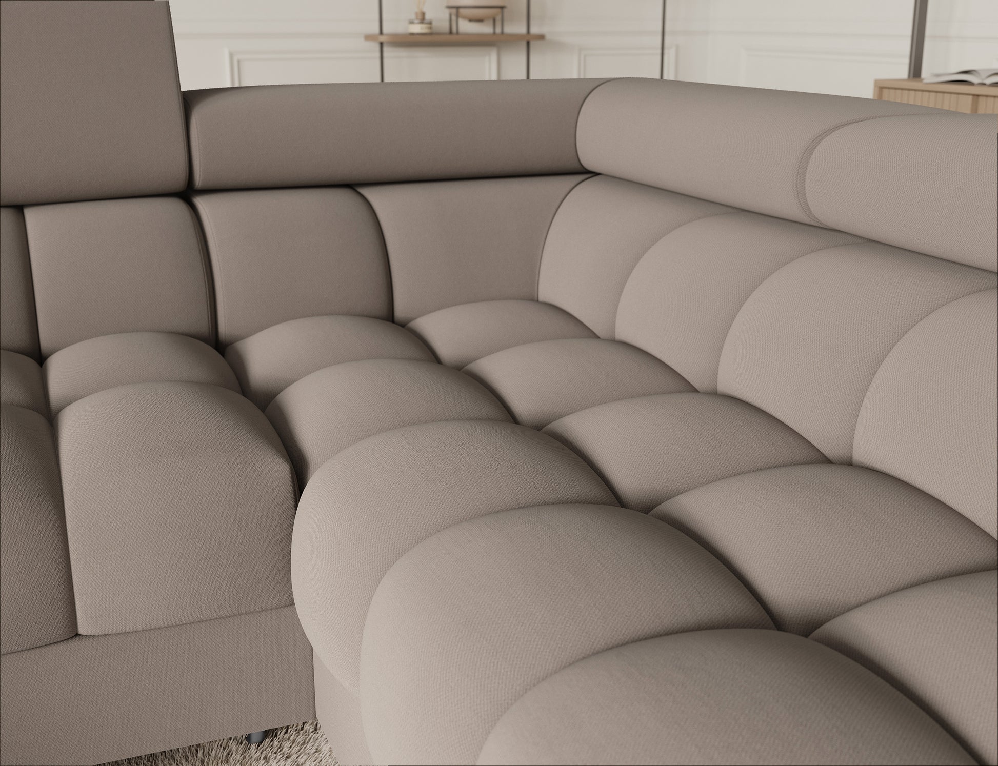 Detal z widokiem na elegancki szew na siedzisku sofy Fectory w tkaninie Sola 18 beżowy, zapewniający wyjątkowy komfort użytkowania.