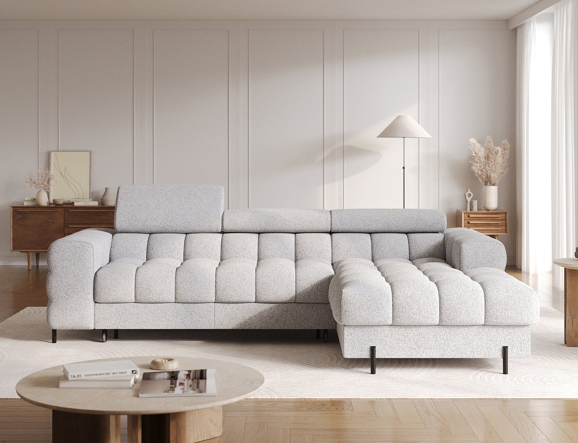 Narożnik Felro w tkaninie Pellerito 03 w jasnoszarej barwie, ustawiony na wprost w aranżacji, elegancki design z funkcją spania i pojemnikiem na pościel, idealny do nowoczesnych wnętrz.