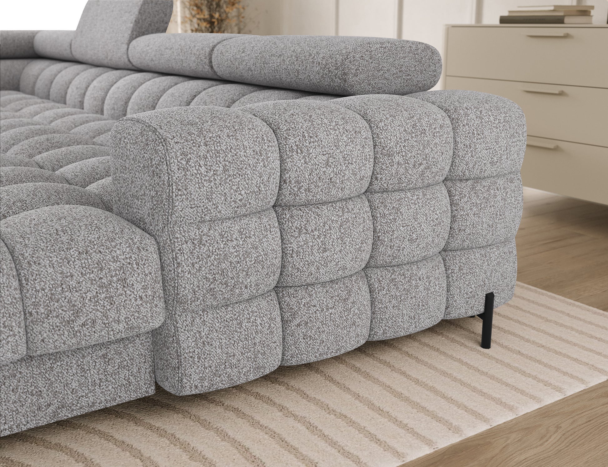 Podłokietnik narożnika Feraria lewy Pellerito 03 jasnoszary – miękka tapicerka, pikowanie i staranne wykończenie.