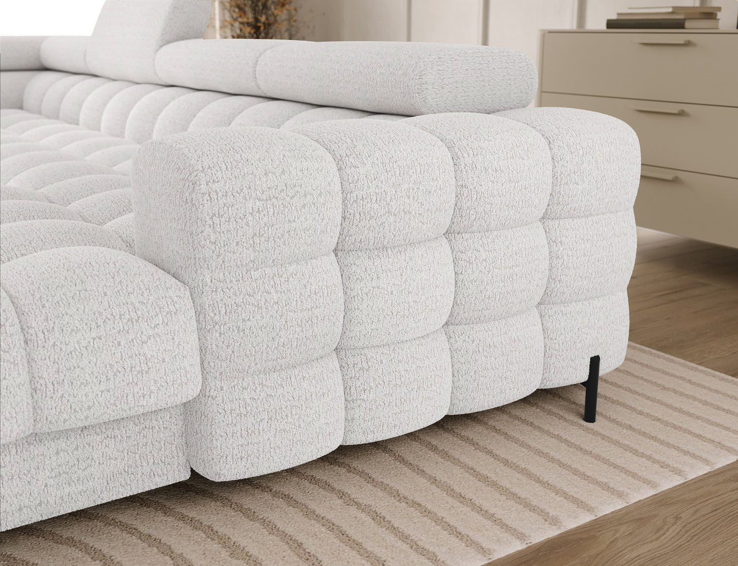 Detal podłokietnika narożnika Feraria w tkaninie Royal 01 biały – miękka tapicerka, eleganckie pikowania i wysoka estetyka wykonania.