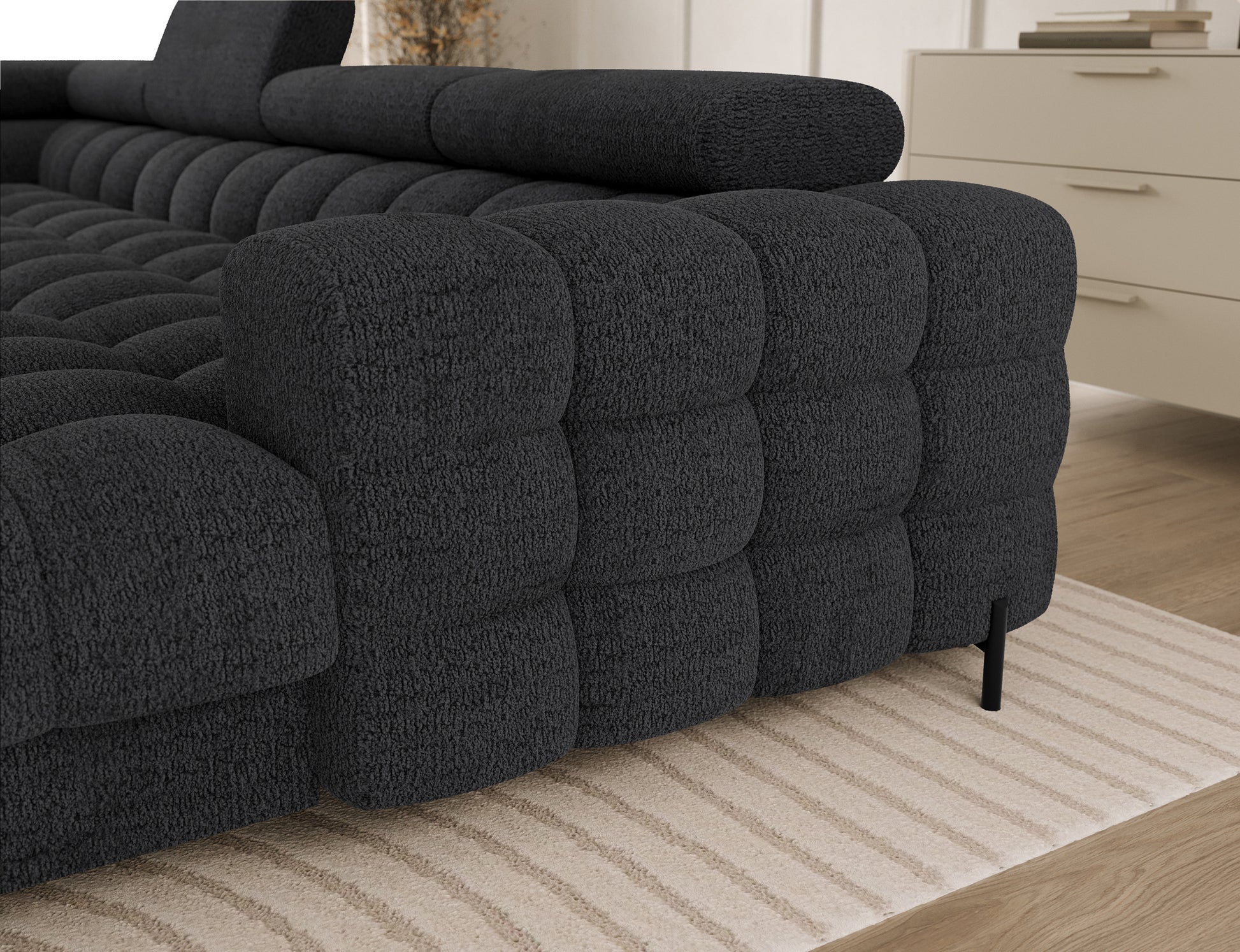 Detal podłokietnika narożnika Feraria lewy w tkaninie Royal 05 ciemnoszary – miękka tapicerka, eleganckie pikowanie i solidne wykończenie.