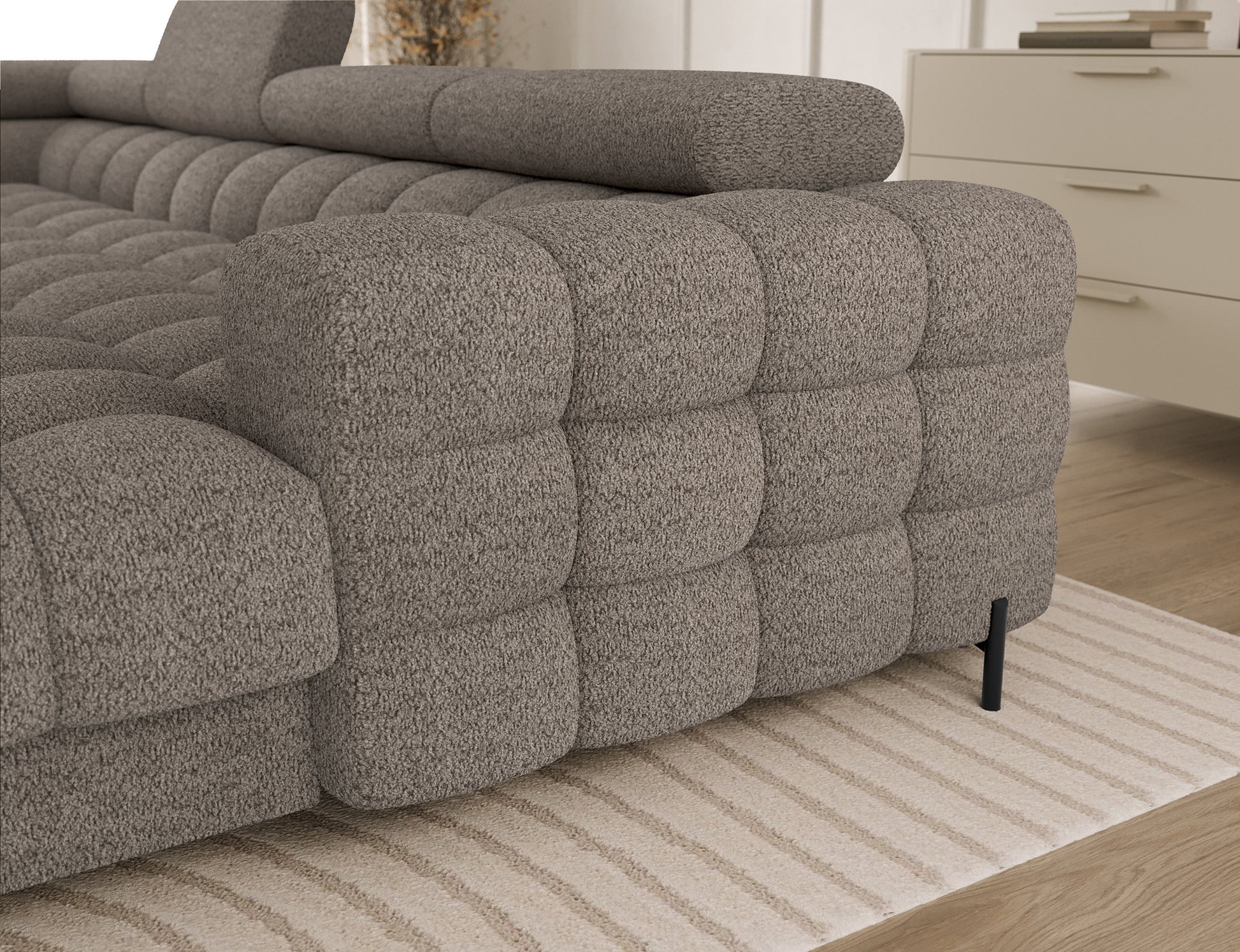 Detal podłokietnika narożnika Feraria w tkaninie Royal 20 beżowy – miękka tapicerka, eleganckie pikowanie i staranne wykończenie.