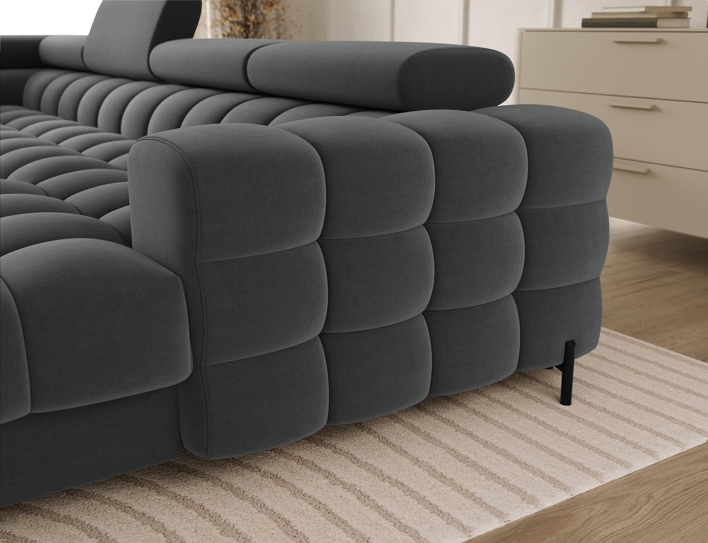 Detal bocznego wykończenia narożnika Feraria lewy. Pikowana powierzchnia w tkaninie Sola 06 nadaje całości eleganckiego wyglądu.