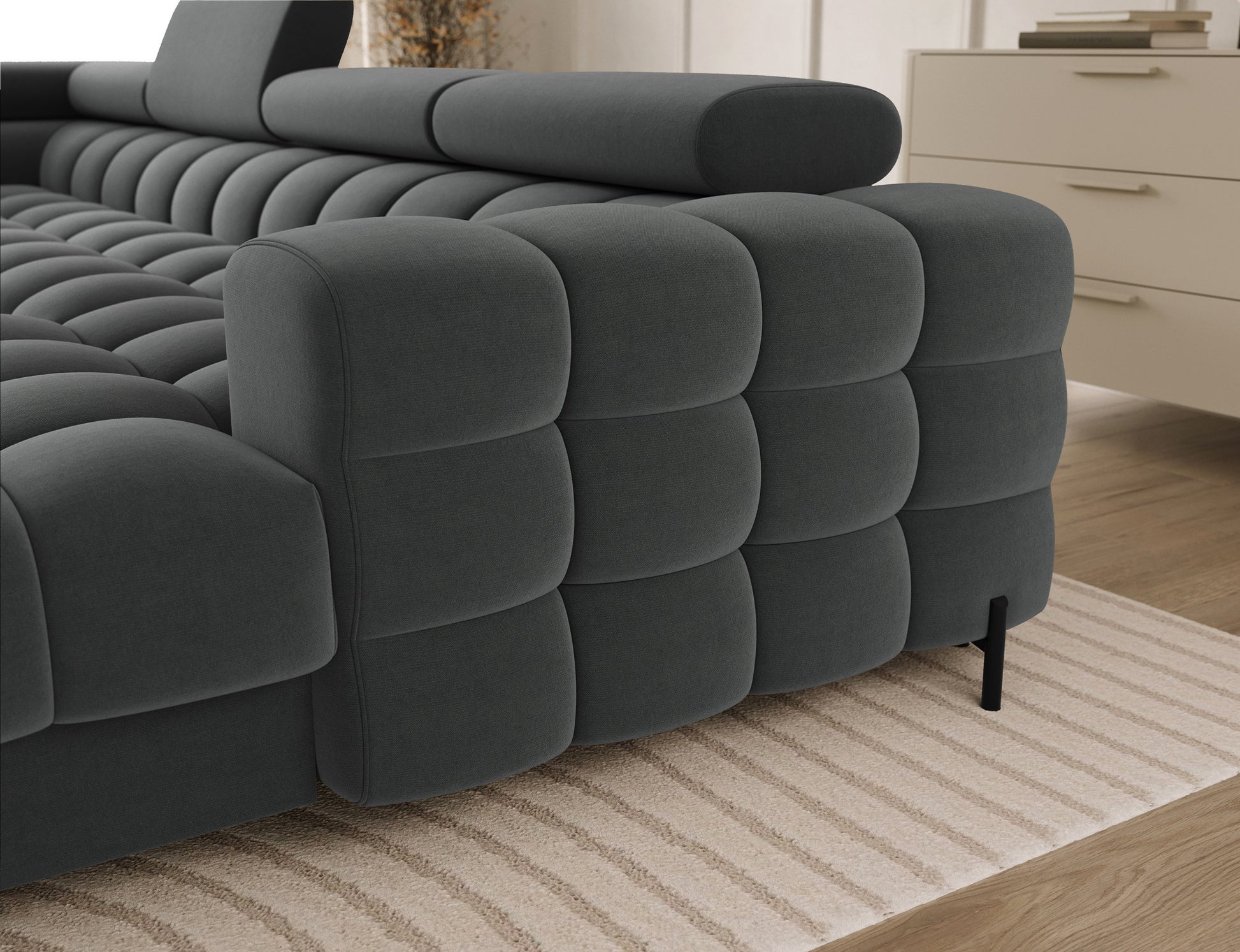 Detal bocznego wykończenia narożnika Feraria lewy. Pikowana powierzchnia w tkaninie Sola 06 nadaje całości eleganckiego wyglądu.