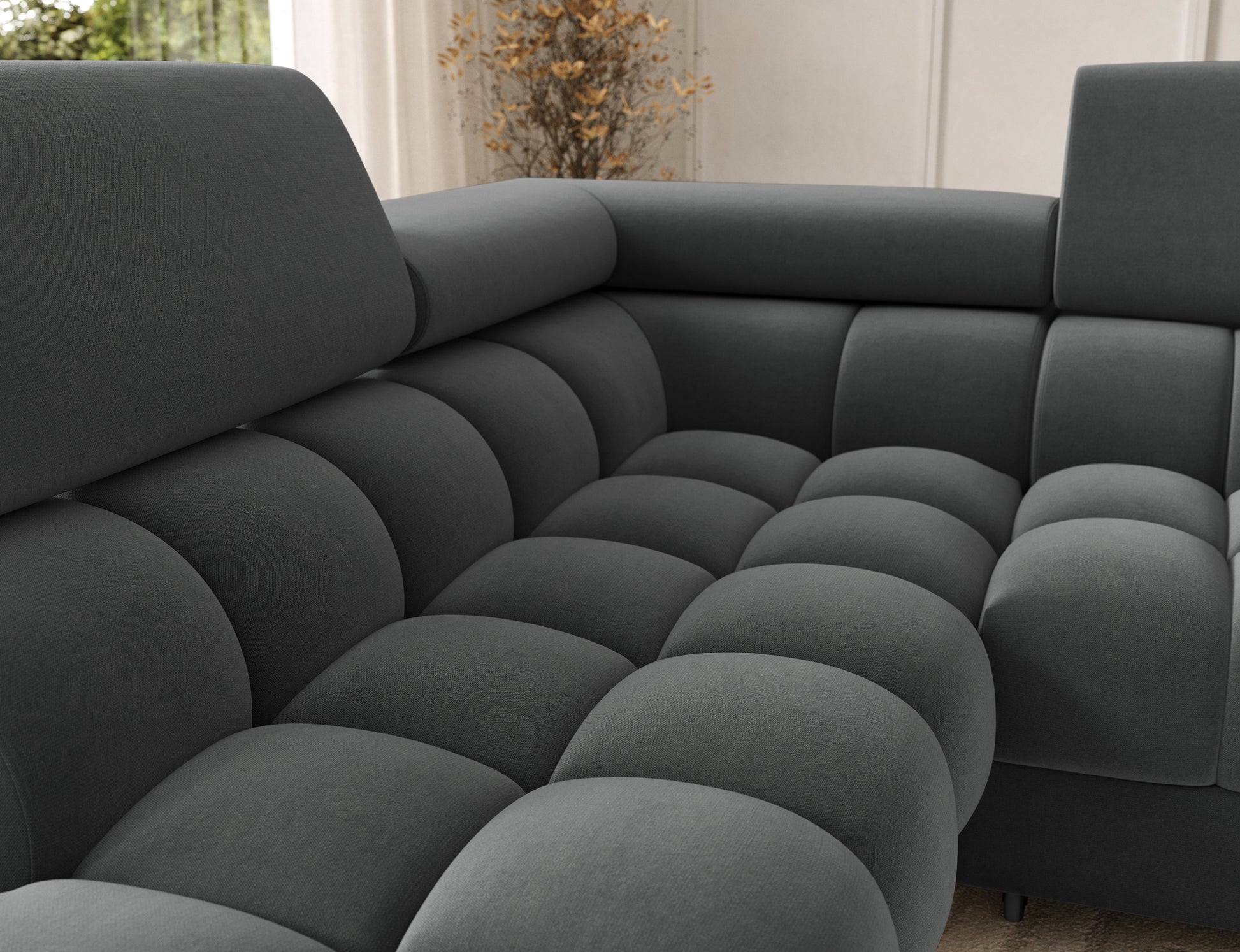 Zbliżenie na siedzisko narożnika Feraria lewy. Szara tkanina Sola 06 i efektowne przeszycia gwarantują wyjątkową estetykę.