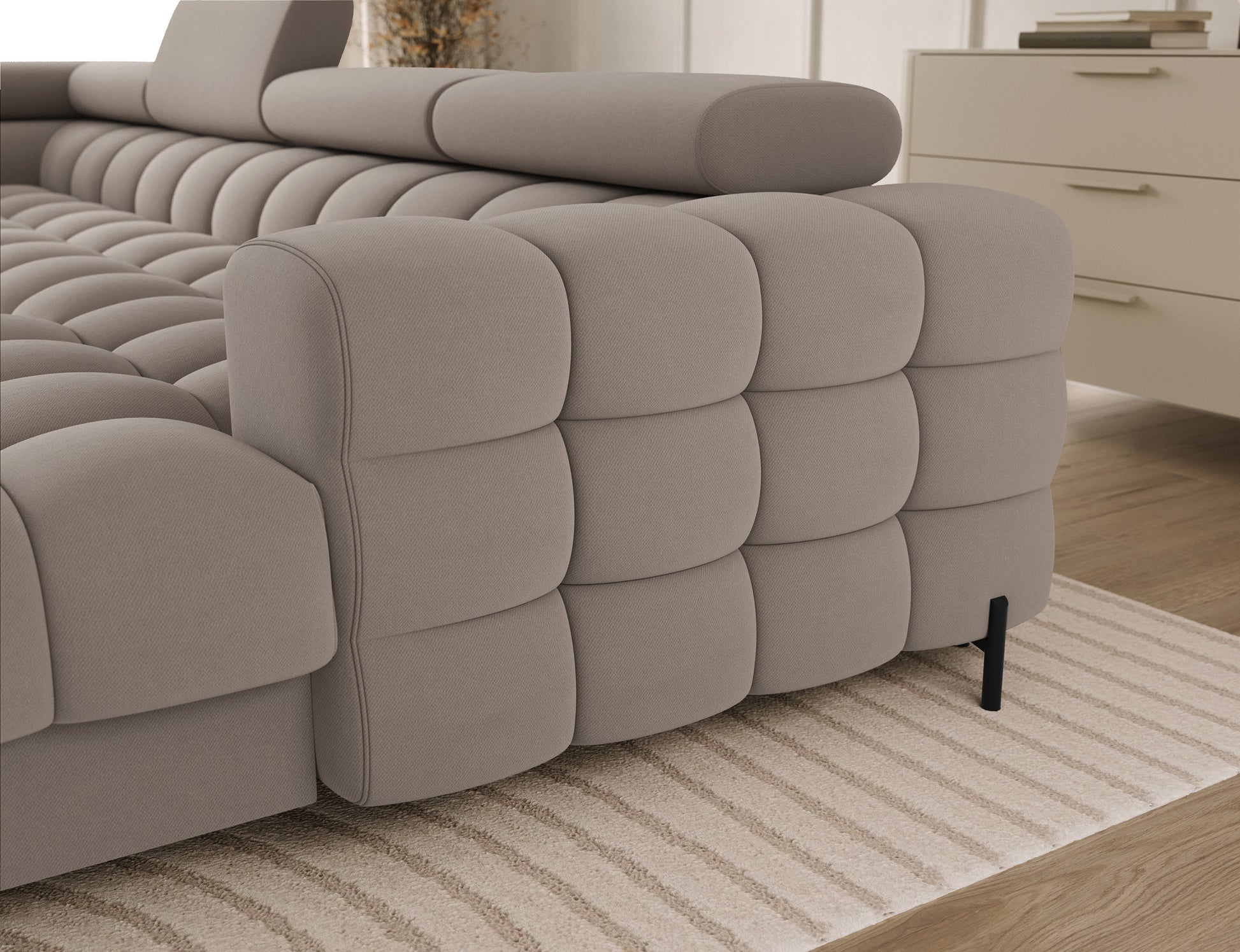 Detal wykończenia narożnika Feraria lewy beżowy Sola 18 – staranne pikowanie i solidne wykonanie w każdym szczególe