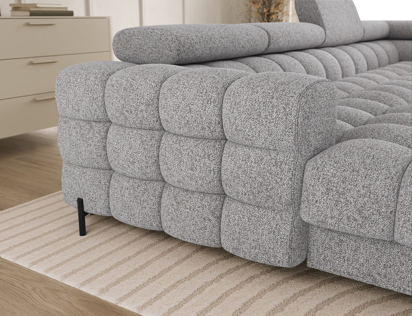 Detal podłokietnika narożnika Feraria w tkaninie Pellerito 03 jasnoszary – miękka tapicerka i staranne wykończenie.