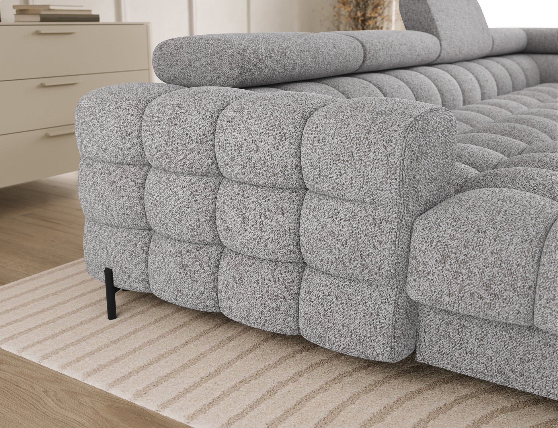 Detal podłokietnika narożnika Feraria w tkaninie Pellerito 03 jasnoszary – miękka tapicerka i staranne wykończenie.