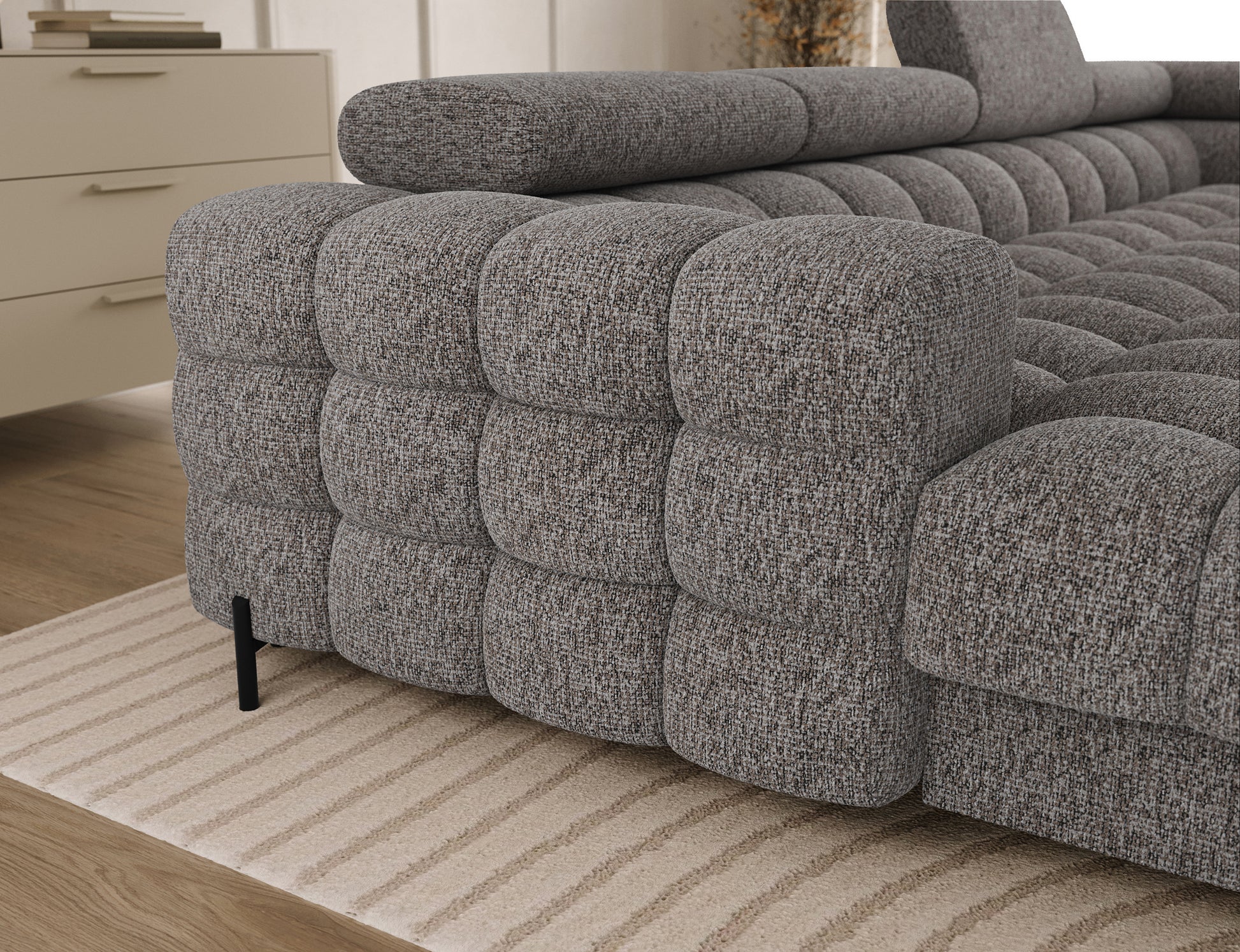 Detal podłokietnika narożnika Feraria w tkaninie Pellerito 20 ciemnobeżowy – miękka struktura, precyzyjne przeszycia i elegancki wygląd.