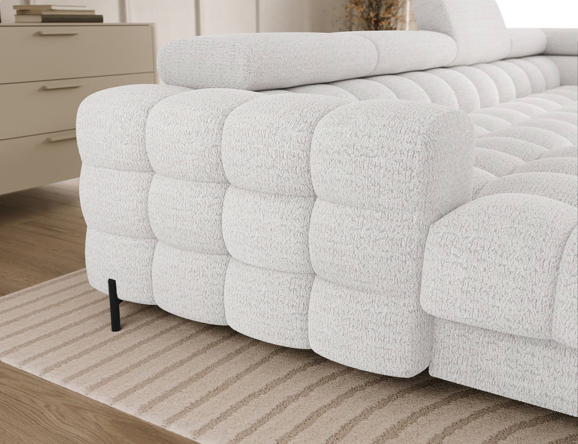 Biały narożnik Feraria Royal 01 – eleganckie przeszycia i miękkie pikowania, podkreślające nowoczesny design mebla.