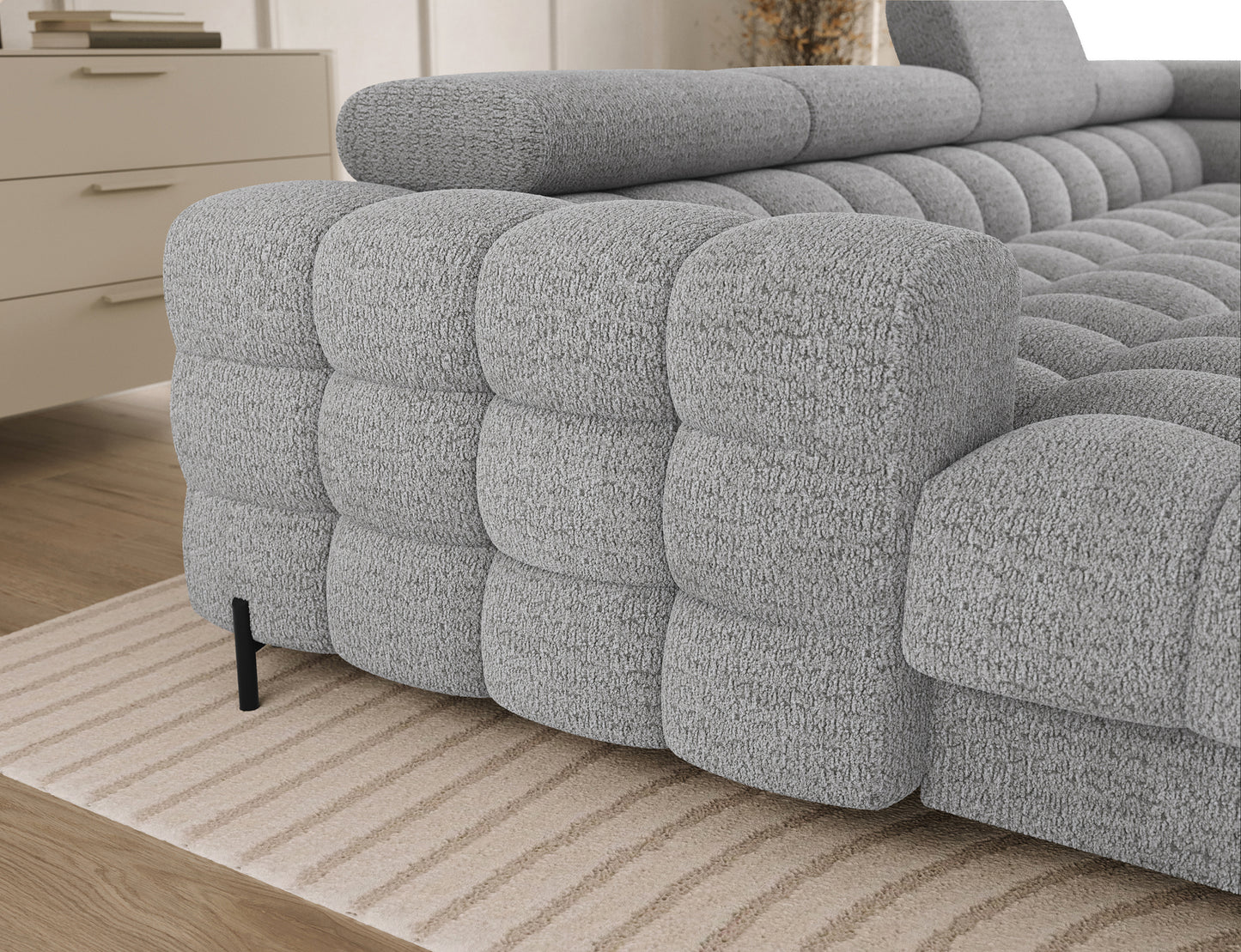 Podłokietnik narożnika Feraria w tkaninie Royal 03 jasnoszary – miękkie obicie, eleganckie pikowanie i staranne wykończenie.