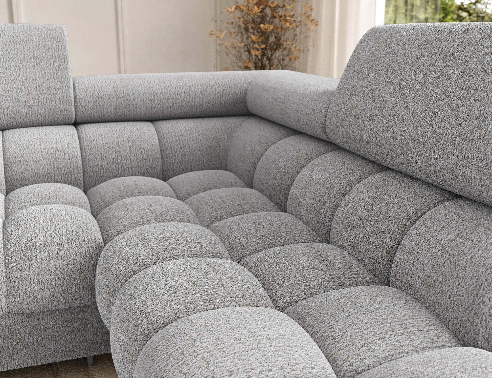 Siedzisko narożnika Feraria lewy w tkaninie Royal 03 jasnoszary – głębokie, miękkie pikowania w stylu glamour podkreślające komfort i elegancję.