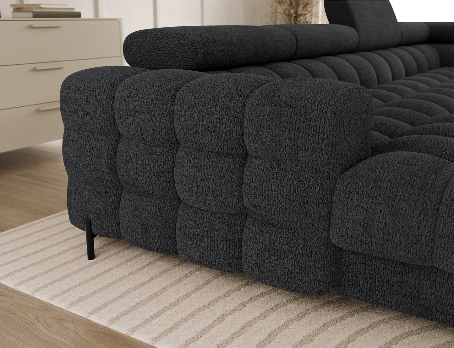 Detal podłokietnika narożnika Feraria prawy w tkaninie Royal 05 ciemnoszary – eleganckie pikowania i miękka, przyjemna tapicerka.