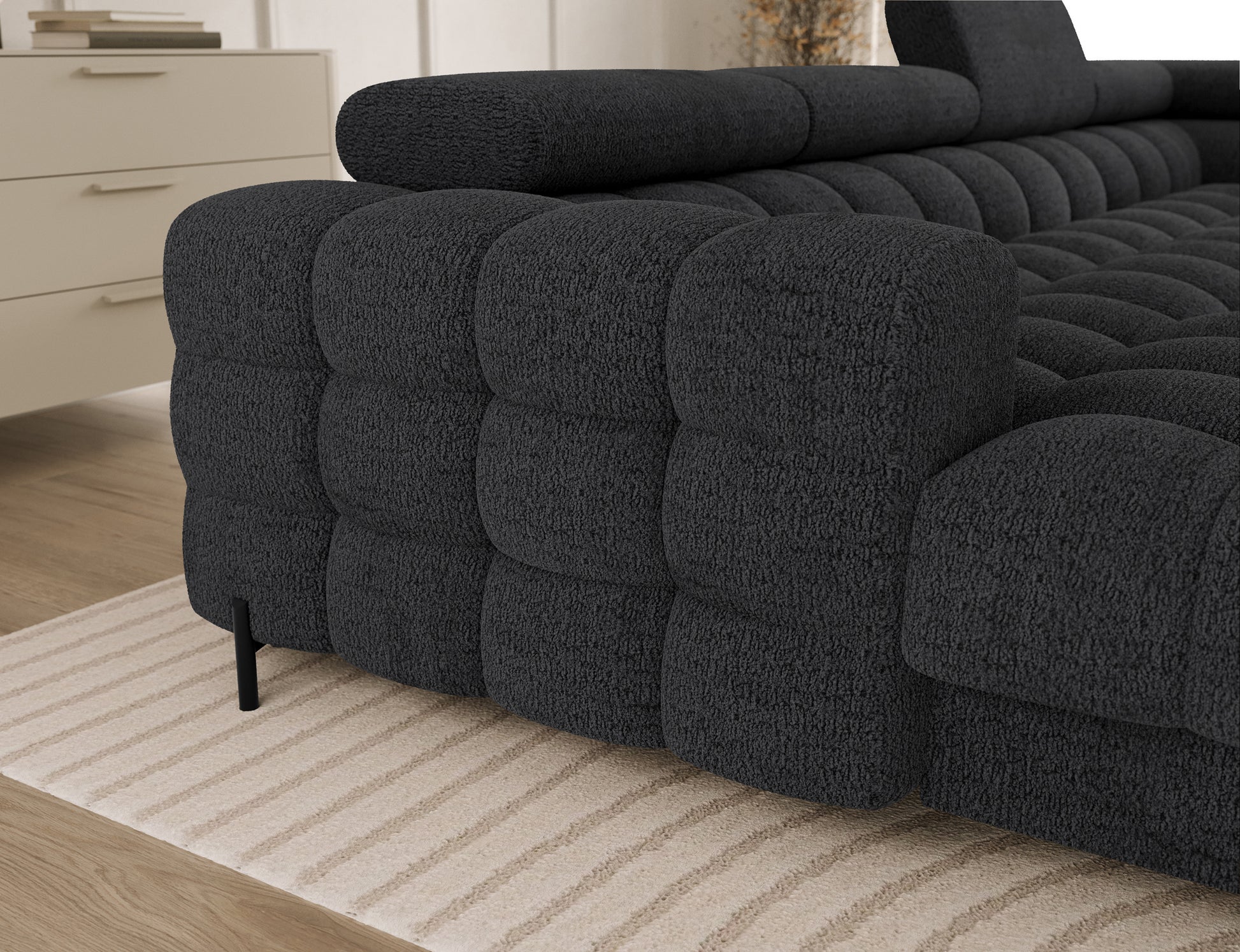 Detal podłokietnika narożnika Feraria prawy w tkaninie Royal 05 ciemnoszary – eleganckie pikowania i miękka, przyjemna tapicerka.