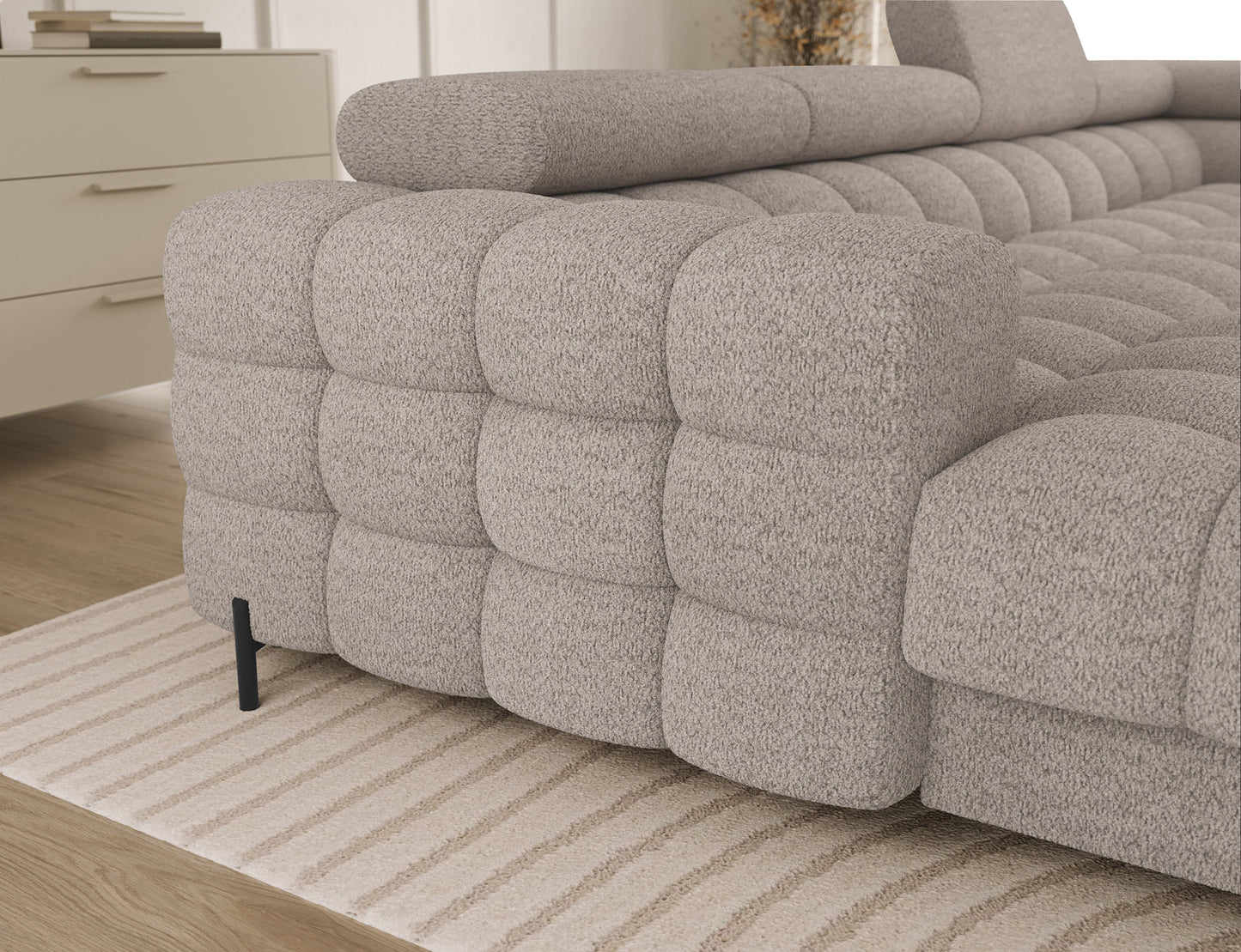 Detal narożnika Feraria U-Form w tkaninie Royal 18 jasnobeżowy – eleganckie pikowania i czarne metalowe nogi w nowoczesnym stylu.