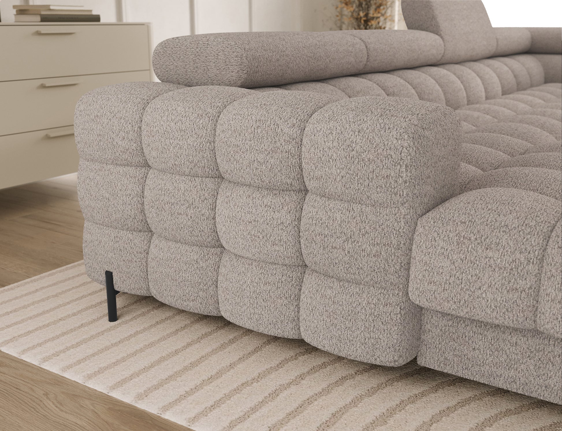 Detal narożnika Feraria U-Form w tkaninie Royal 18 jasnobeżowy – eleganckie pikowania i czarne metalowe nogi w nowoczesnym stylu.