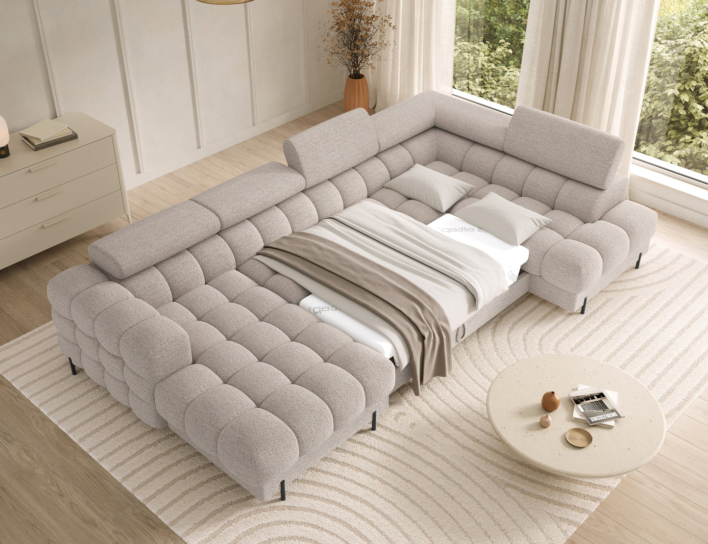 Narożnik Feraria U-Form w tkaninie Royal 18 jasnobeżowy rozłożony do spania – elegancki narożnik z funkcją łóżka i pojemnikiem.