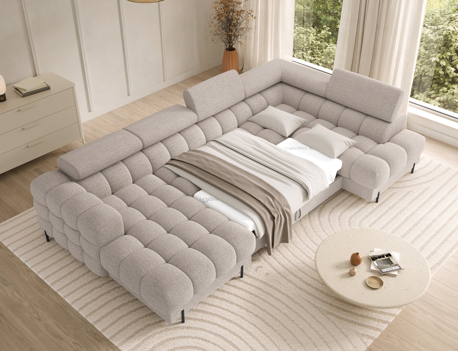 Narożnik Feraria U-Form w tkaninie Royal 18 jasnobeżowy rozłożony do spania – elegancki narożnik z funkcją łóżka i pojemnikiem.