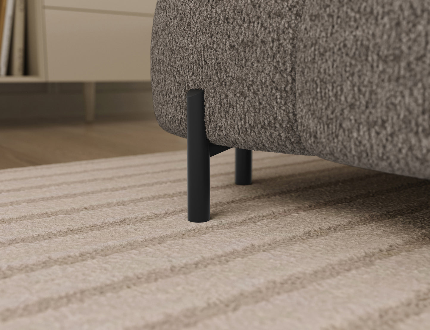 Detal czarnej metalowej nogi narożnika Feraria prawy w tkaninie Royal 20 beżowy – solidne i stylowe wykończenie mebla do salonu.
