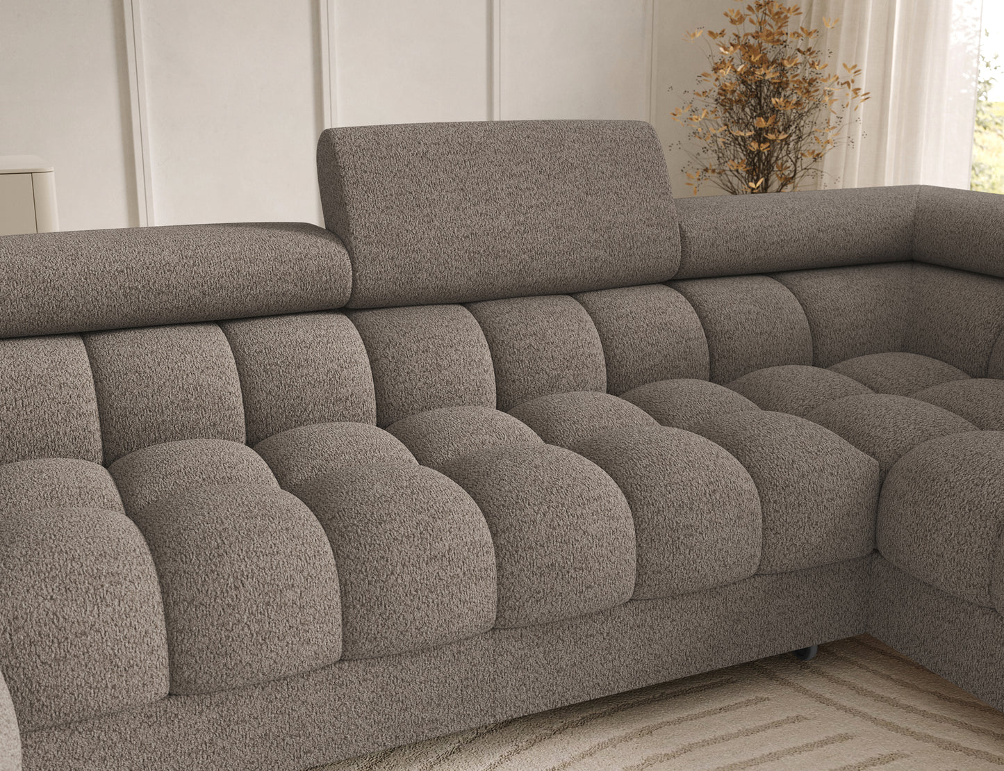 Zbliżenie na oparcie narożnika Feraria U-Form prawy w tkaninie Royal 20 beżowy – miękkie wypełnienie i eleganckie pikowania tapicerki.