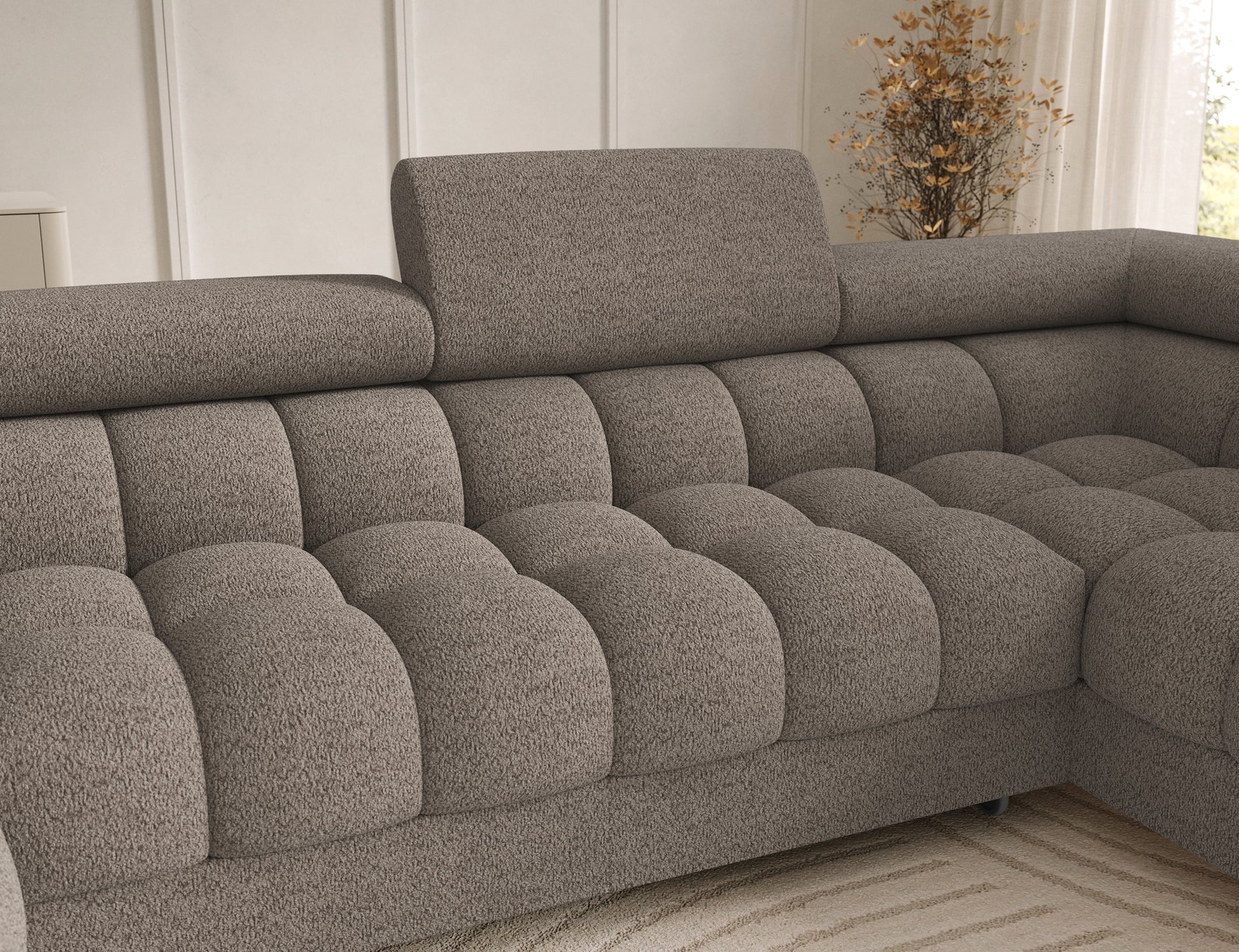 Zbliżenie na oparcie narożnika Feraria U-Form prawy w tkaninie Royal 20 beżowy – miękkie wypełnienie i eleganckie pikowania tapicerki.