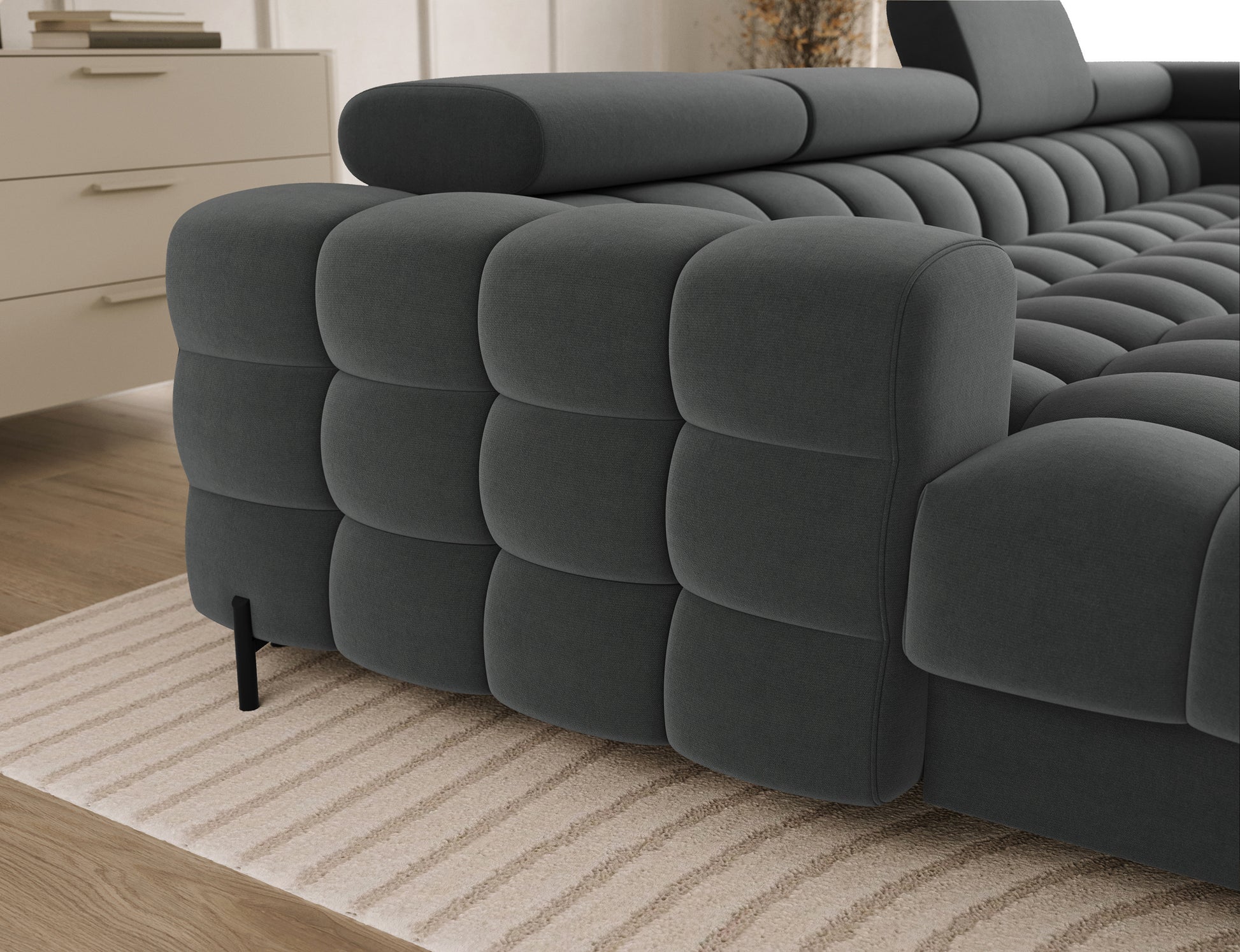 Elegancki detal narożnika Feraria prawy w tkaninie Sola 06 szary – staranne wykończenie i miękka tapicerka premium.