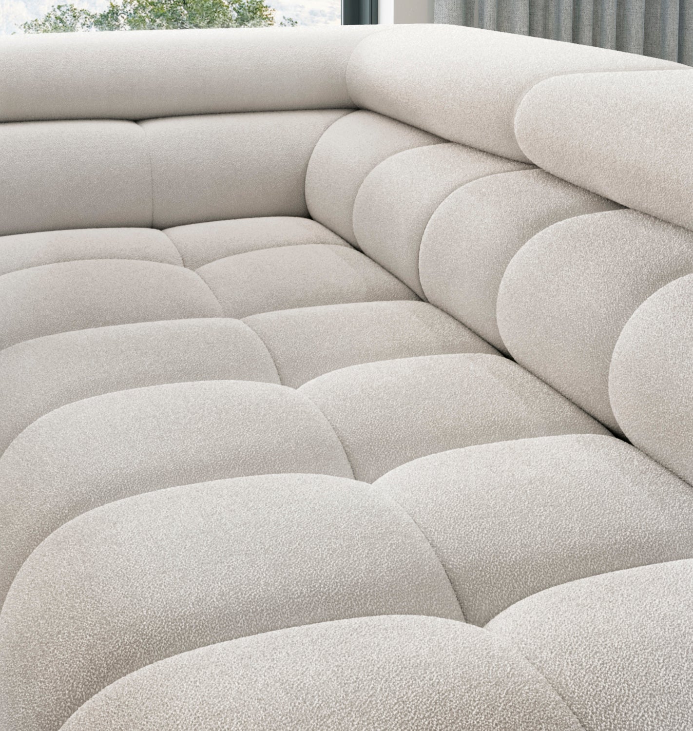 Zbliżenie na siedzisko narożnika Ferucce w tkaninie Amore 01, ukazujące miękkie pikowania i narożne połączenie oparć.