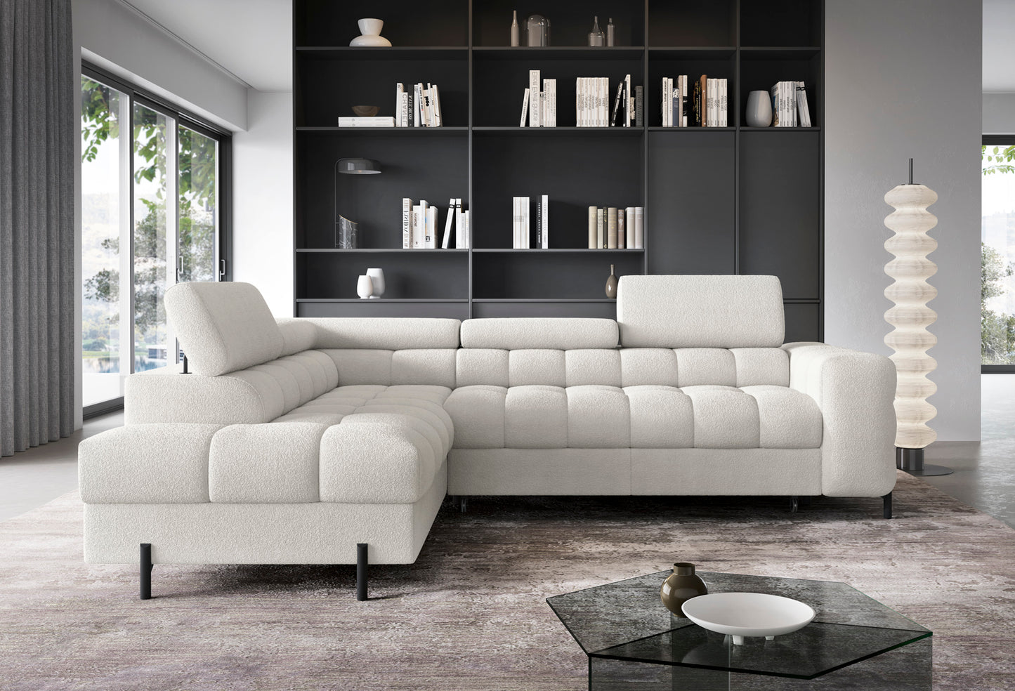 Jasny narożnik Ferucce w układzie lewym na tle nowoczesnego salonu, z trzema zagłówkami i pikowanymi siedziskami.