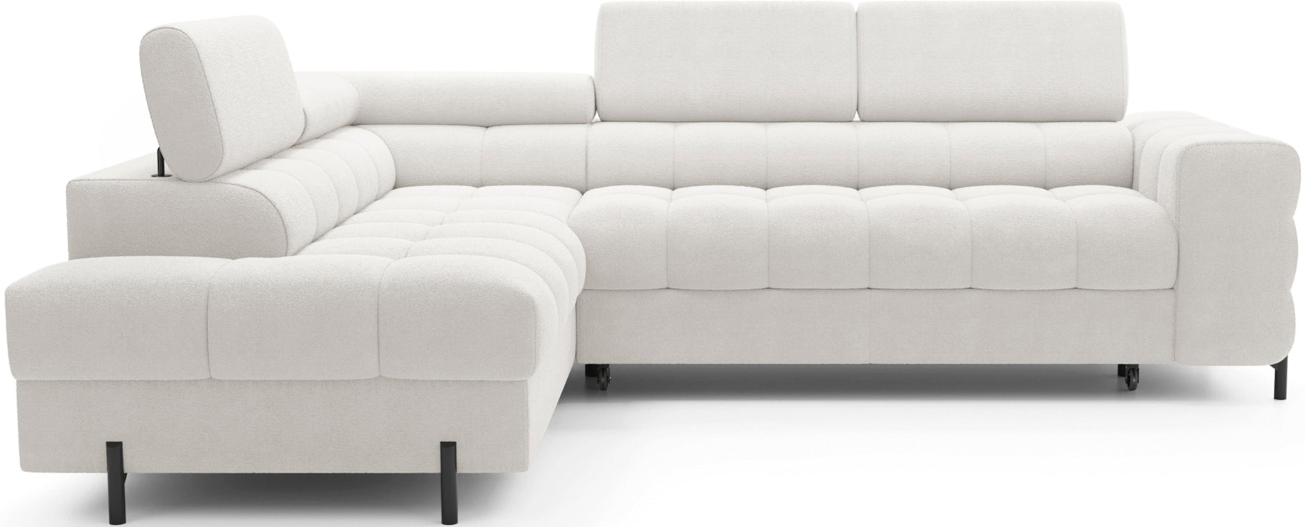 Narożnik Ferucce w układzie lewym, tapicerowany tkaniną Amore 01 w kolorze białym, z regulowanymi zagłówkami i pikowanym siedziskiem.