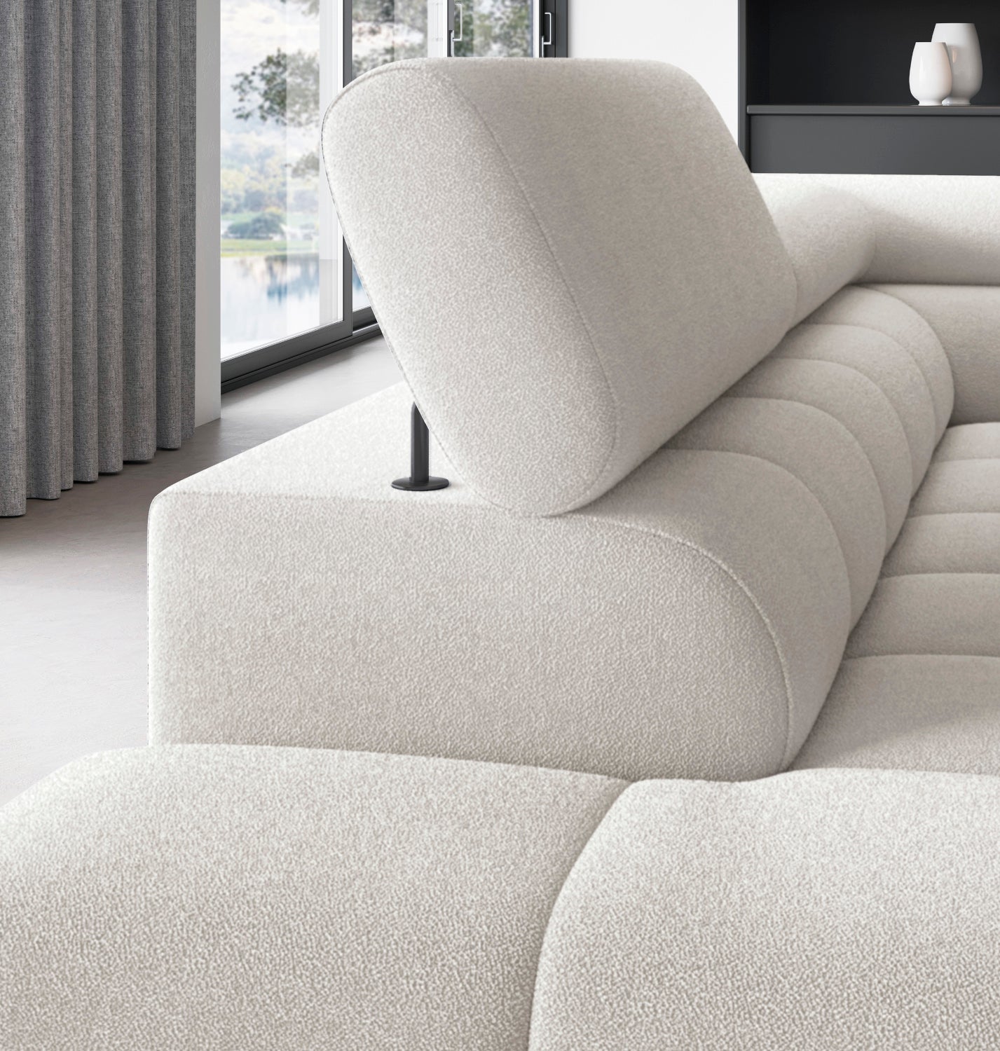 Zbliżenie na zagłówek narożnika Ferucce w tkaninie Amore 01, ukazujące regulację oraz miękkie, pikowane wykończenie oparcia.