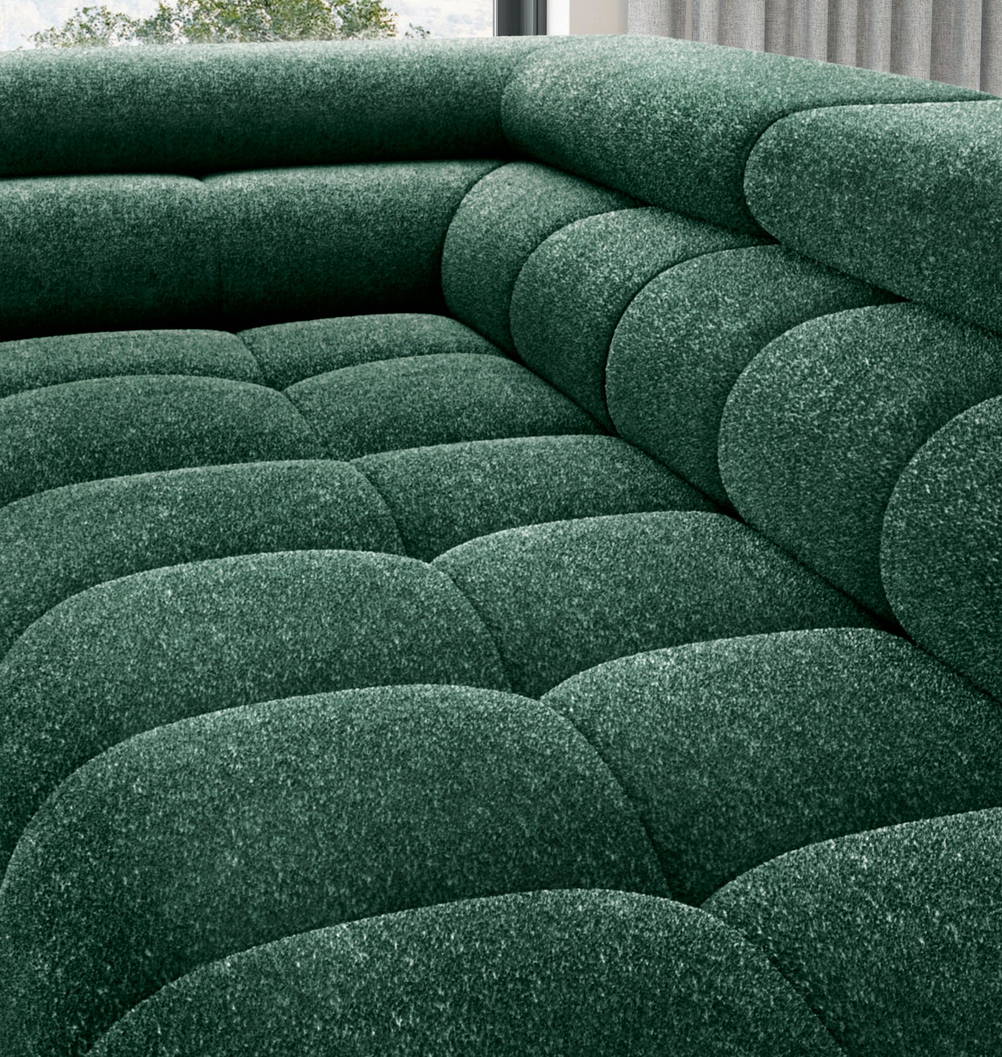 Zbliżenie na siedzisko narożnika Ferucce w tkaninie Amore 35 w kolorze ciemnozielonym, z widocznym pikowaniem i zaokrąglonymi przeszyciami.