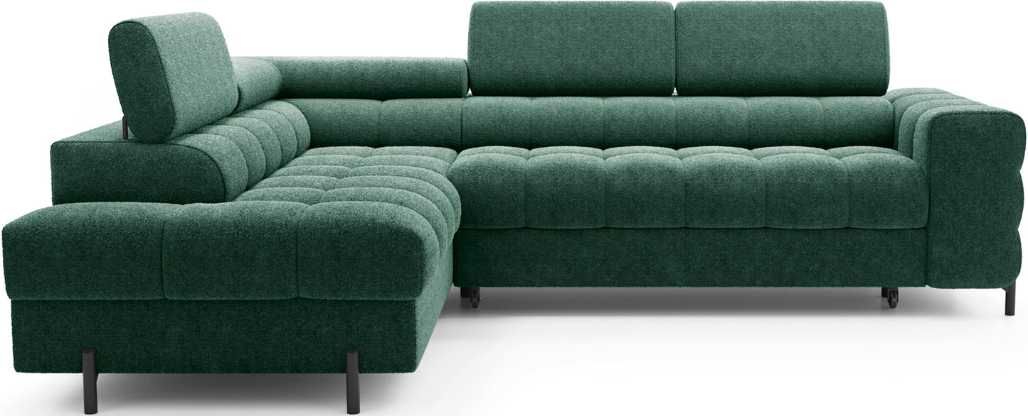 Narożnik Ferucce lewostronny w tkaninie Amore 35 ciemnozielony, z regulowanym zagłówkiem i pikowanym siedziskiem.