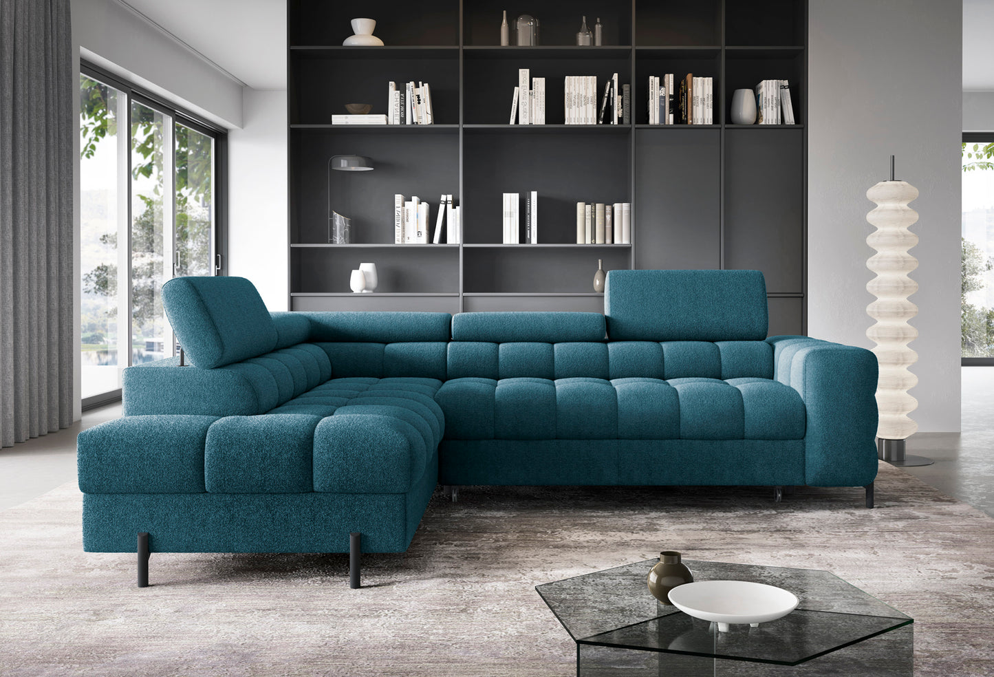 Narożnik Ferucce lewostronny w tkaninie Amore 40 granatowy, z trzema zagłówkami, tapicerowanym siedziskiem i nowoczesnym wnętrzem w tle.