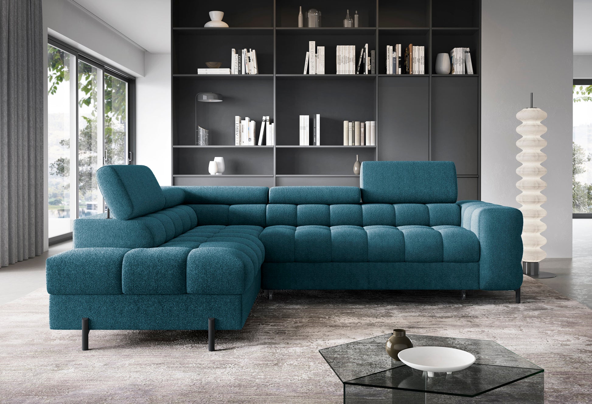 Narożnik Ferucce lewostronny w tkaninie Amore 40 granatowy, z trzema zagłówkami, tapicerowanym siedziskiem i nowoczesnym wnętrzem w tle.