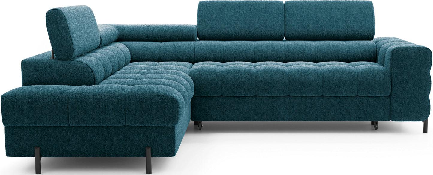 Narożnik Ferucce lewostronny w tkaninie Amore 40 granatowy, z regulowanymi zagłówkami, pikowanym siedziskiem i czarnymi nogami.