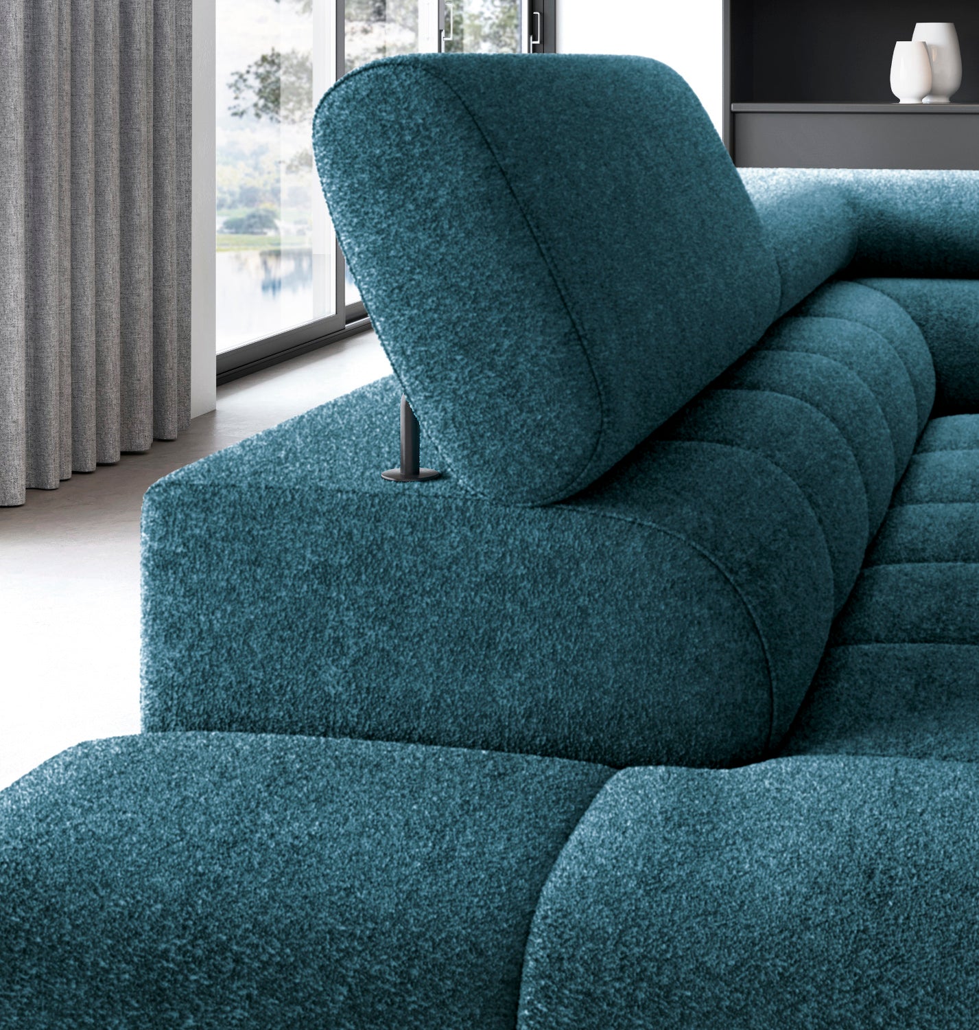 Zbliżenie na regulowany zagłówek narożnika Ferucce w tkaninie Amore 40 granatowy, ukazujące detale wykończenia i strukturę materiału.